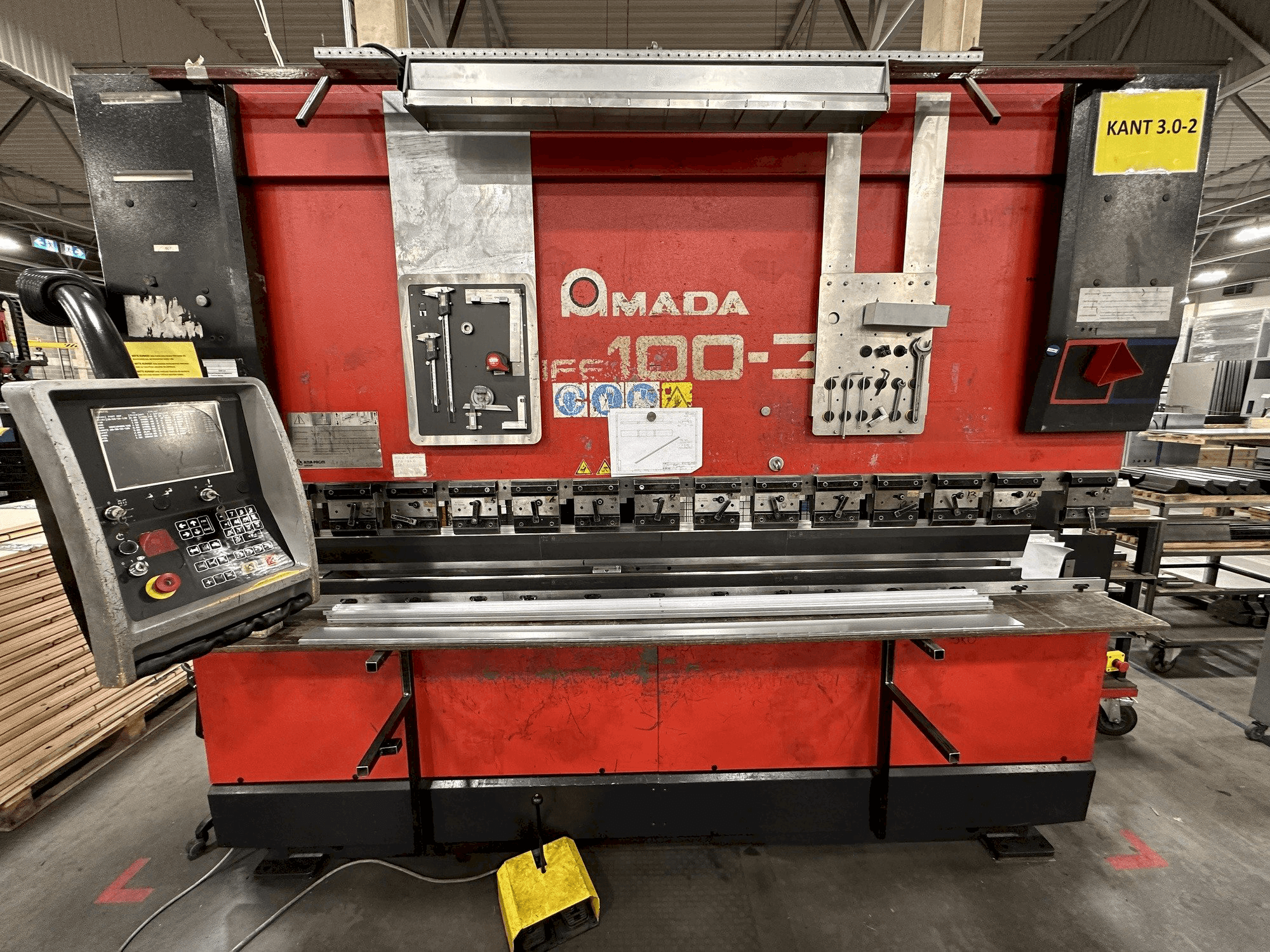 Makine AMADA HFE 100-3 - Önden görünüm