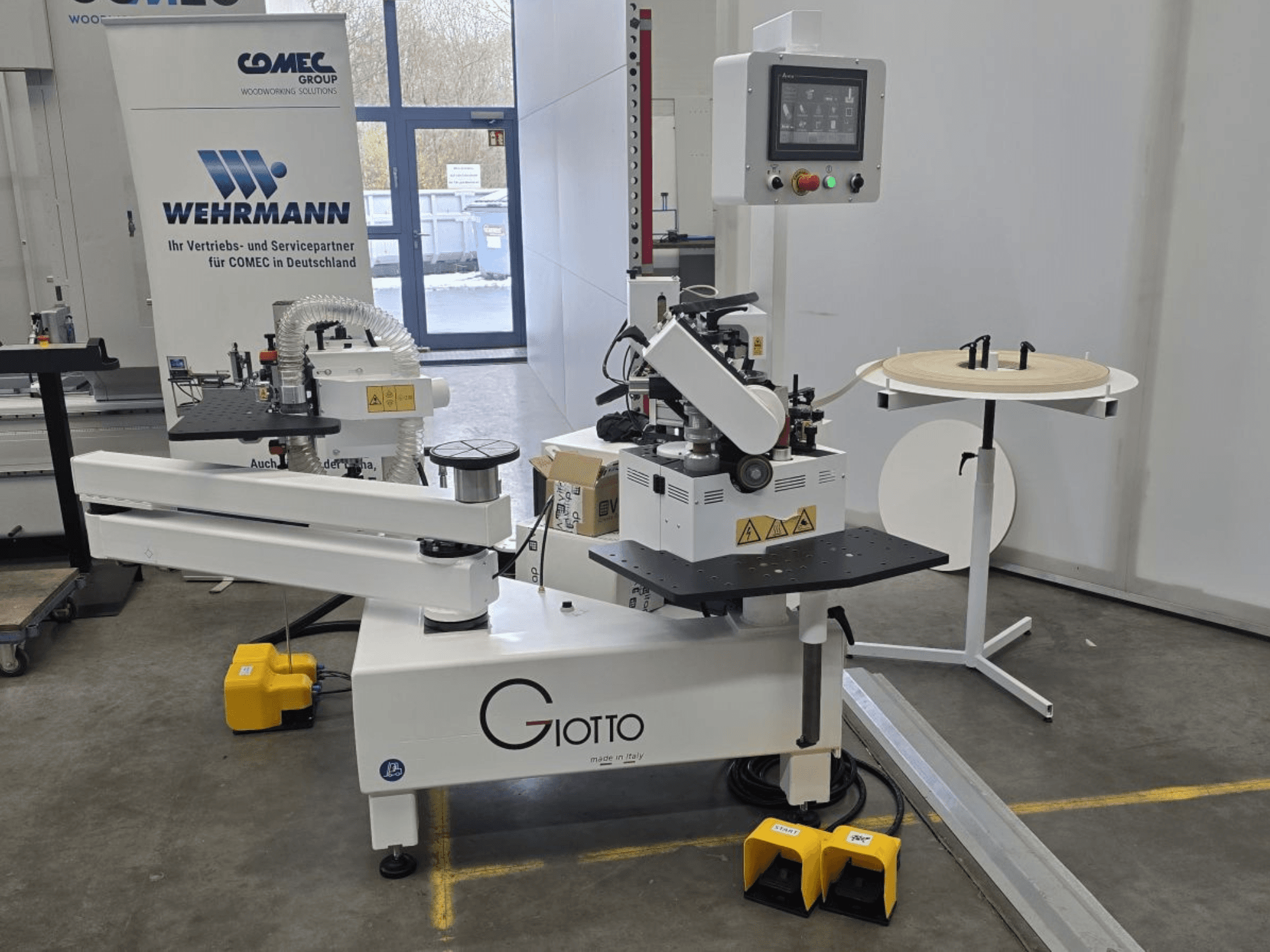 Kontrol panelli Giotto ahşap işleme makinesi, yandan görünüm, ayak pedalları ve döner çalışma yüzeyi içerir.