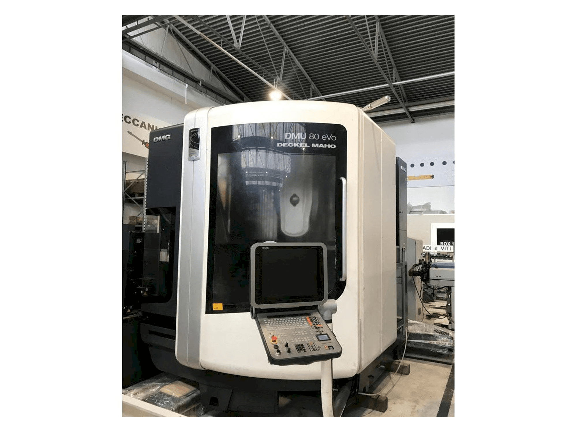 Makine DMG MORI DMU 80 EVO - Önden görünüm