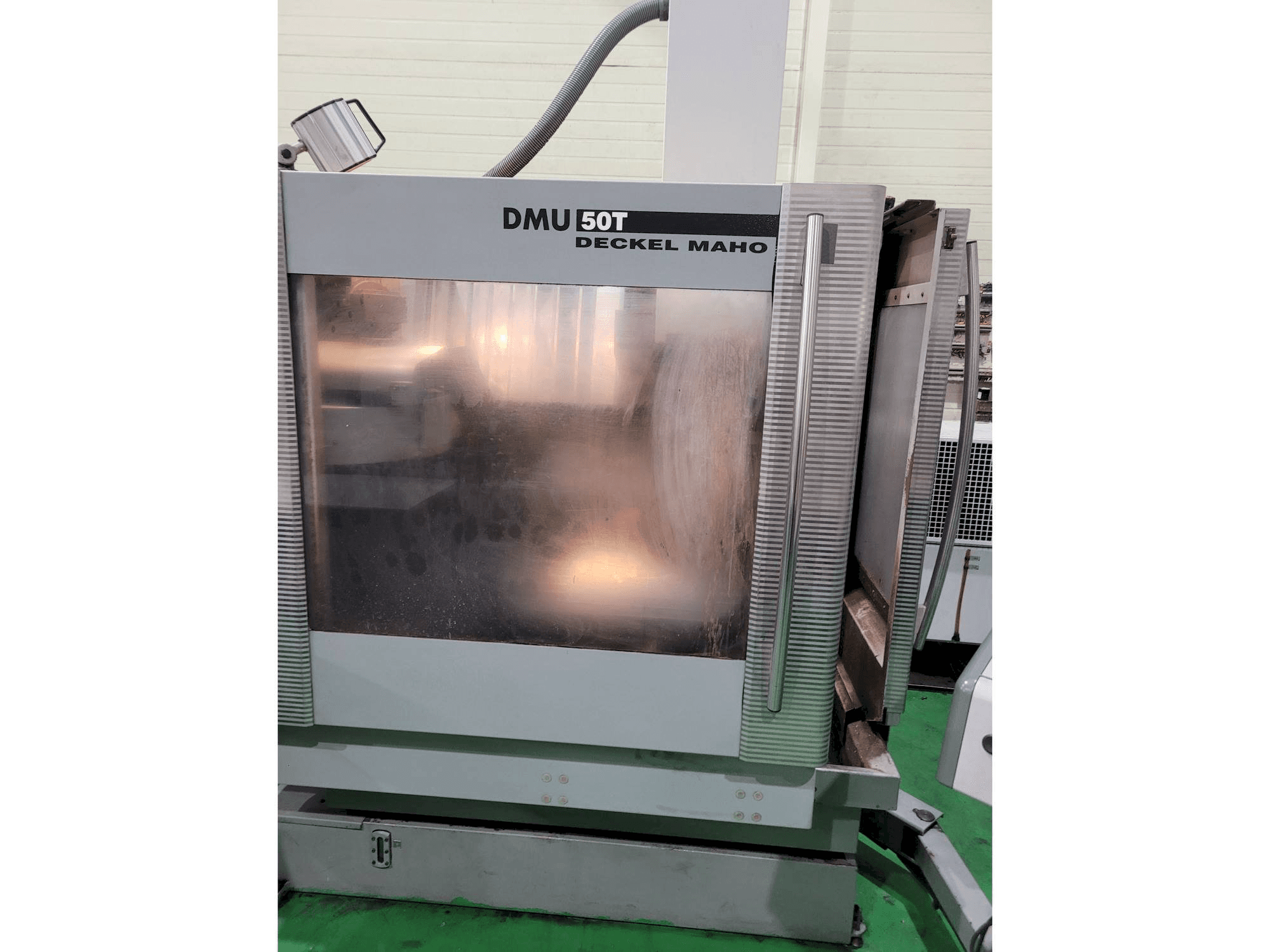 Makine DECKEL MAHO DMU 50 T - Önden görünüm