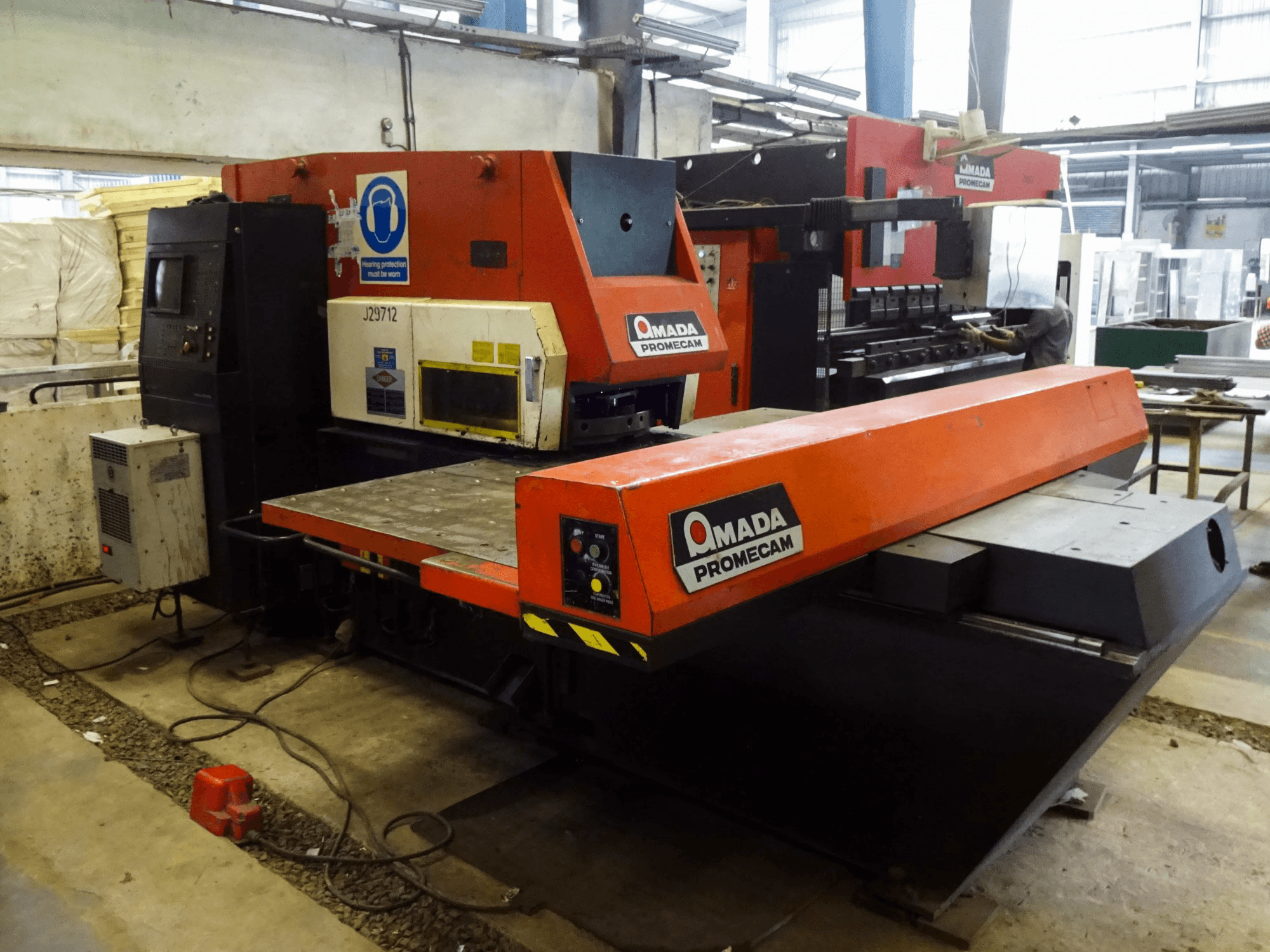 Makine AMADA - Sol görünüm ARIES 245