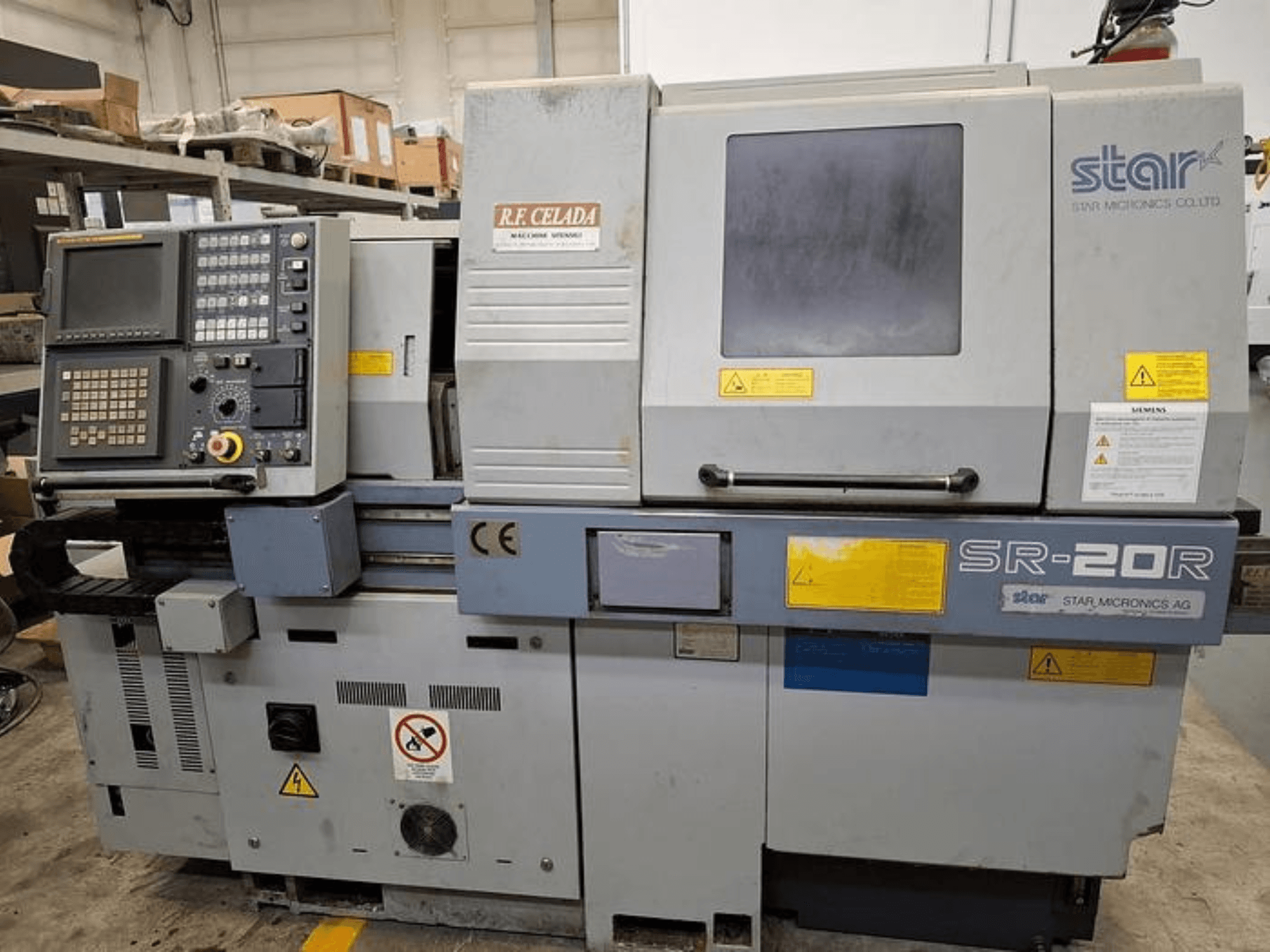 Kontrol panelli Star SR-20R CNC torna tezgahı, önden görünüm, çalışma düğmeleri, ekran ve güvenlik etiketleri.