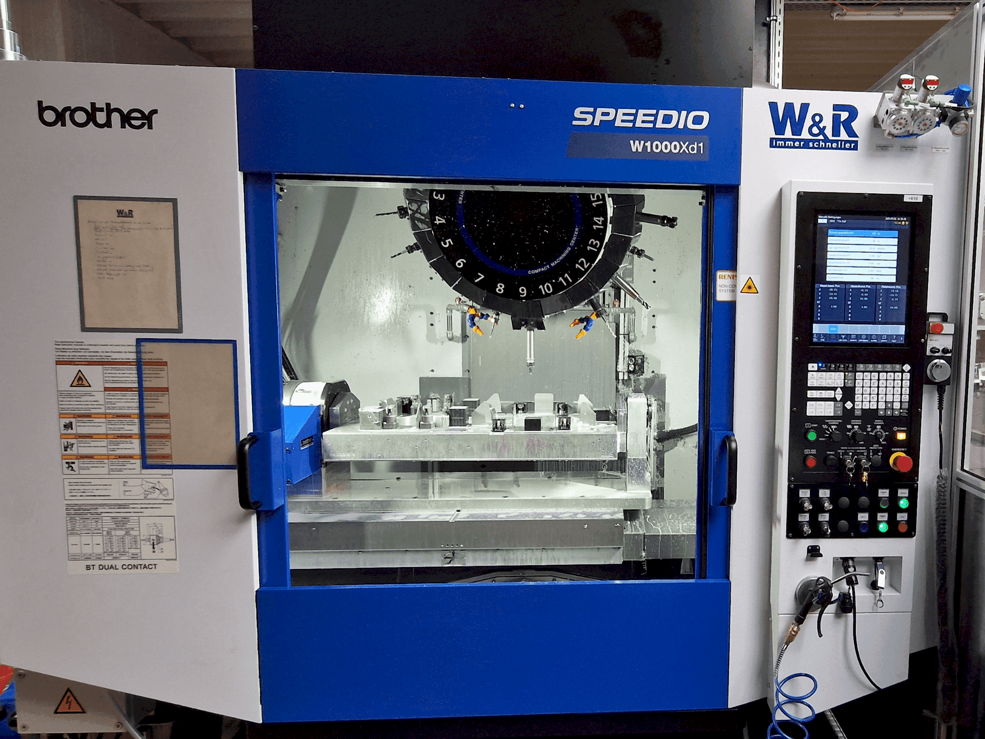 Makine Brother Speedio W1000Xd1 - Önden görünüm