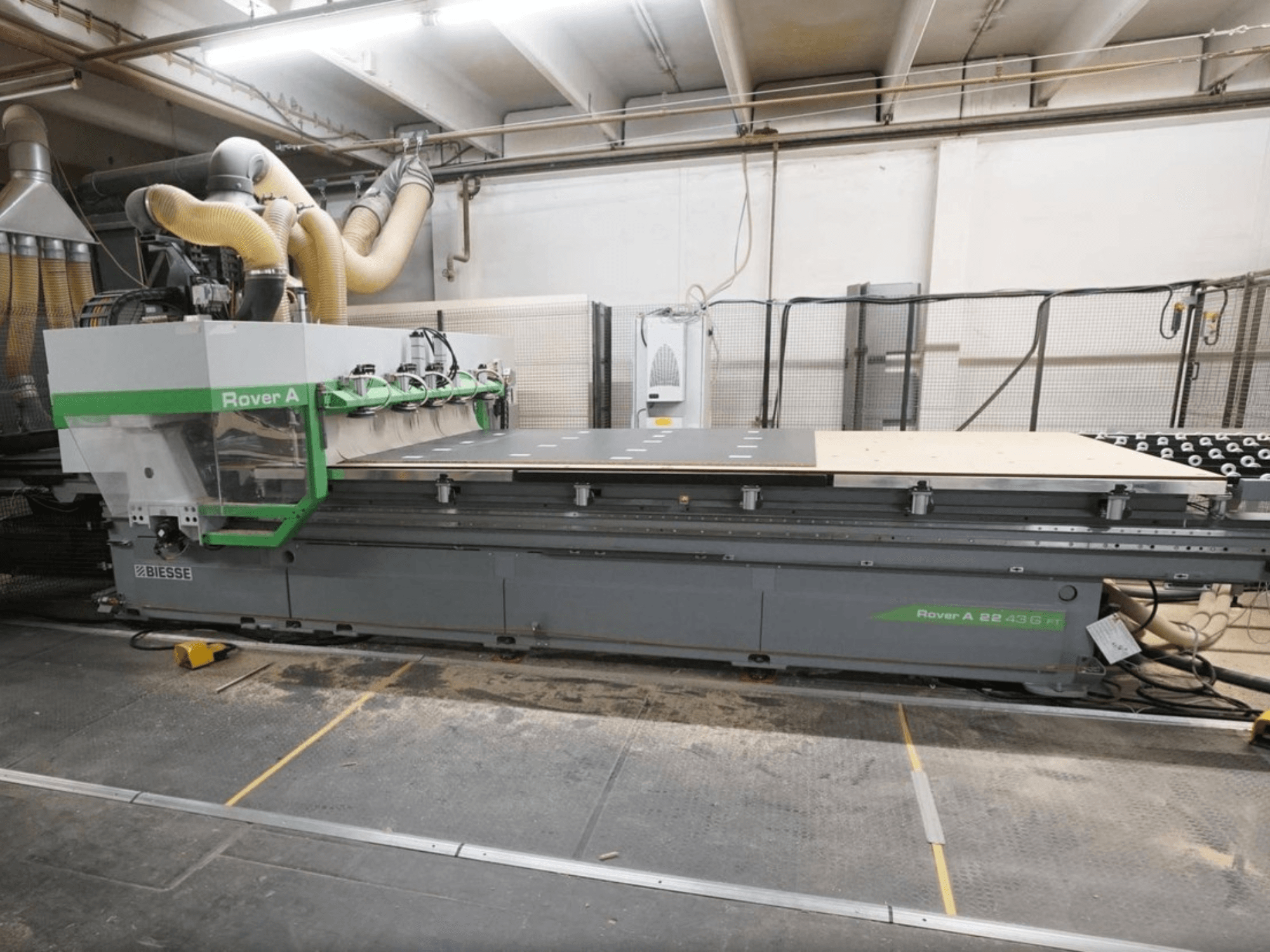 BIESSE Rover A FT 2243 model CNC ahşap işleme merkezi, önden görünümde görüldüğü gibi, geniş bir çalışma masası ve takım takma sistemine sahiptir.