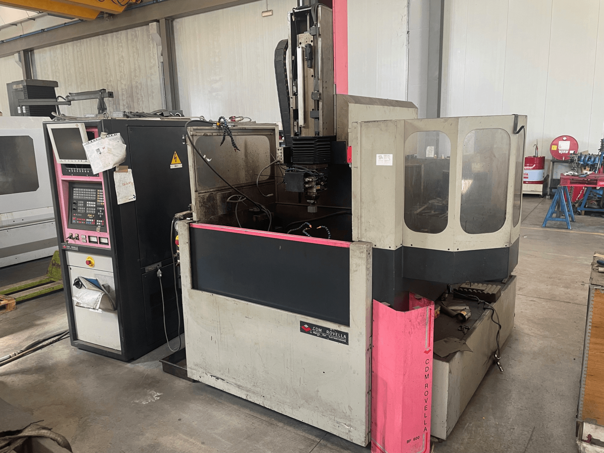 CDM Rovella BF 800 işleme merkezi, kontrol panelini, toz kapağını ve endüstriyel ayarı gösteren yandan görünüm.