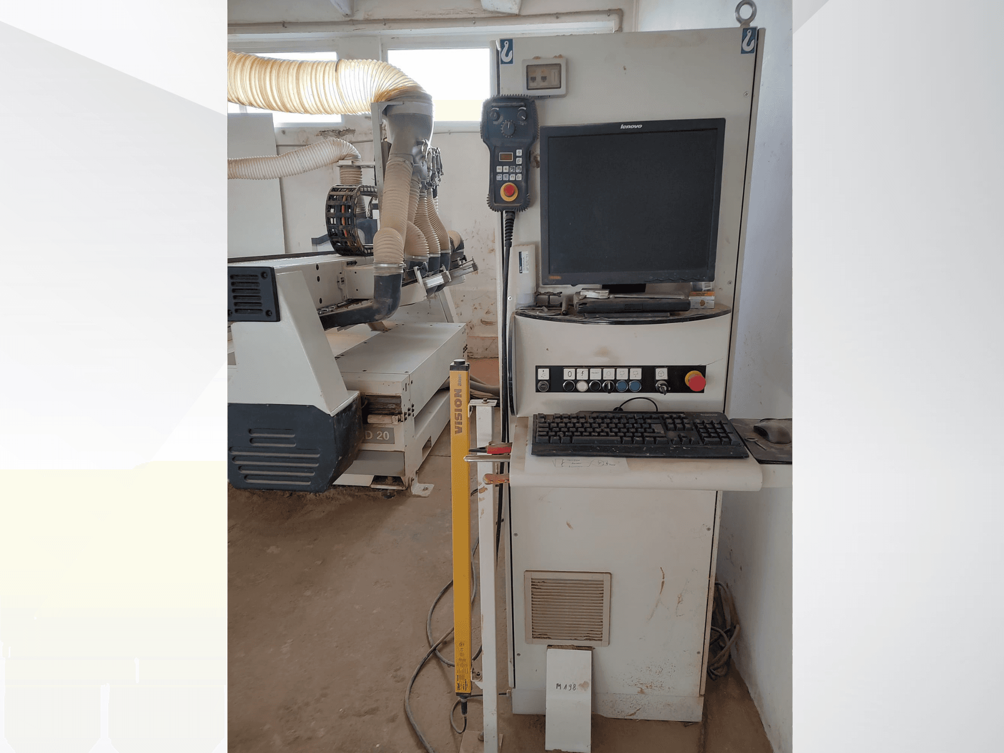 Atölye ortamında CNC Router SCM ACCORD 20, kontrol paneli, monitör ve toz emme sistemi görünür şekilde önden görünüm.