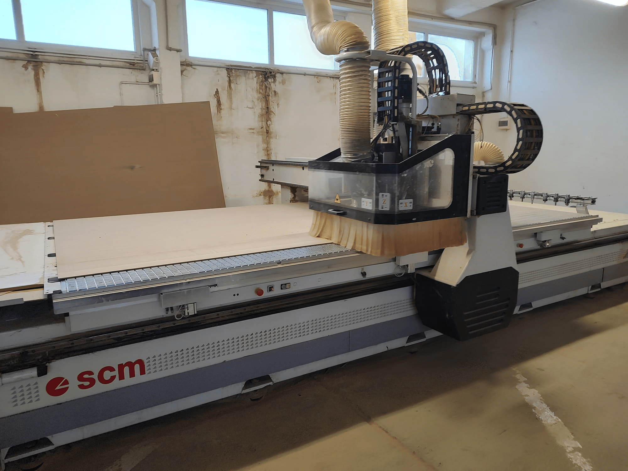SCM ACCORD 20 CNC Router'ın önden görünümü, ahşap işleri için ideal olan kesme kafasını ve geniş çalışma masasını sergiliyor.