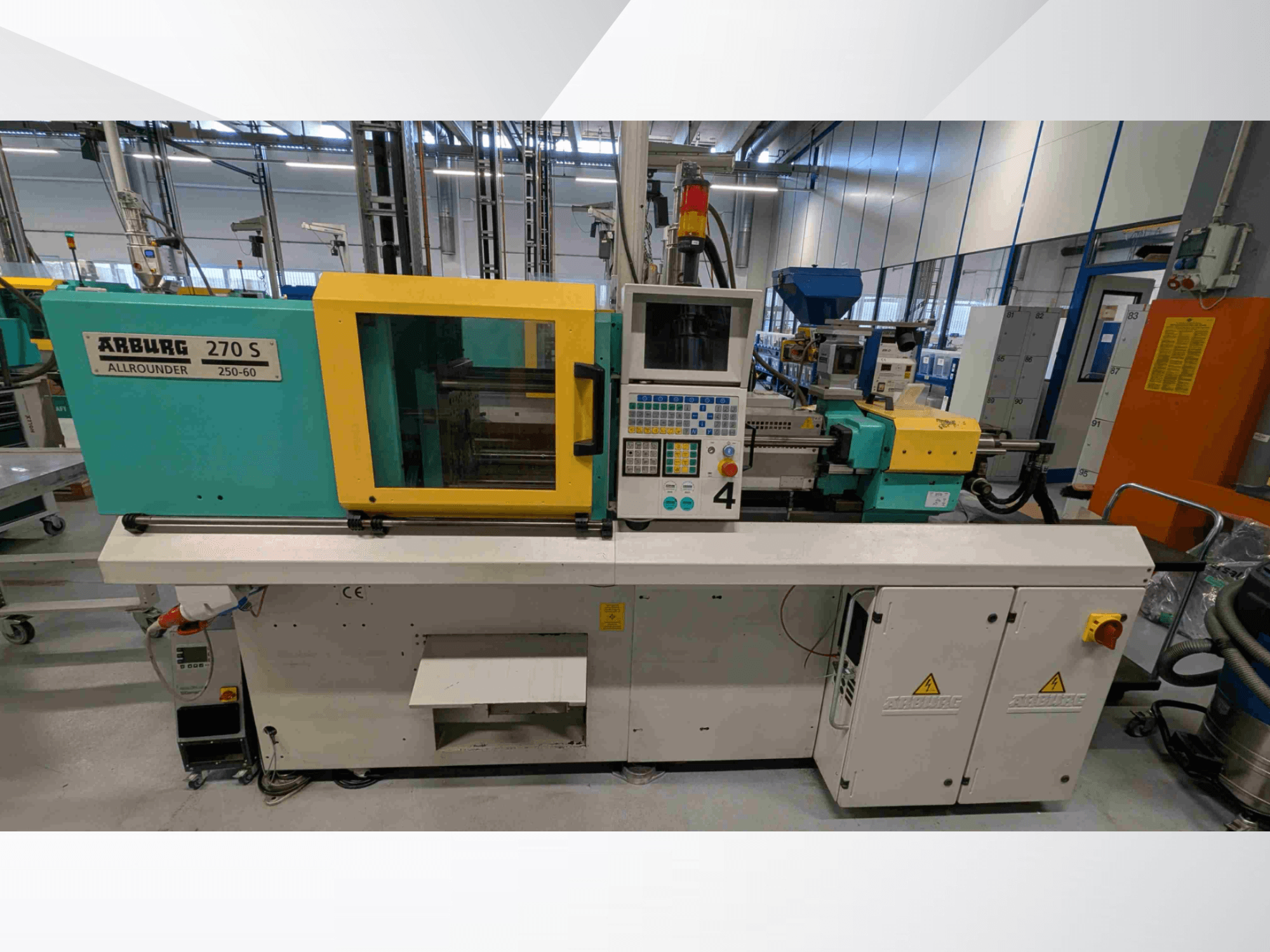 Arburg 270 S 400-60 hidrolik enjeksiyon kalıplama makinesinin önden görünümü; kontrol paneli ve güvenlik elemanları ile birlikte.