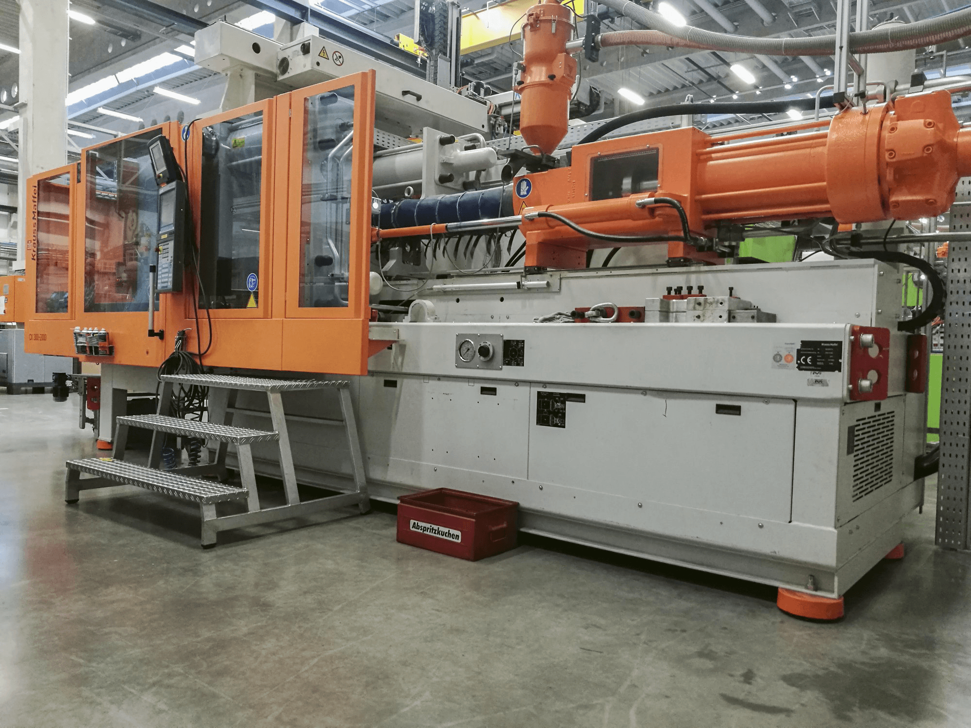 Makine 1 Krauss Maffei - Sağdan görünüm 300-2000 CX