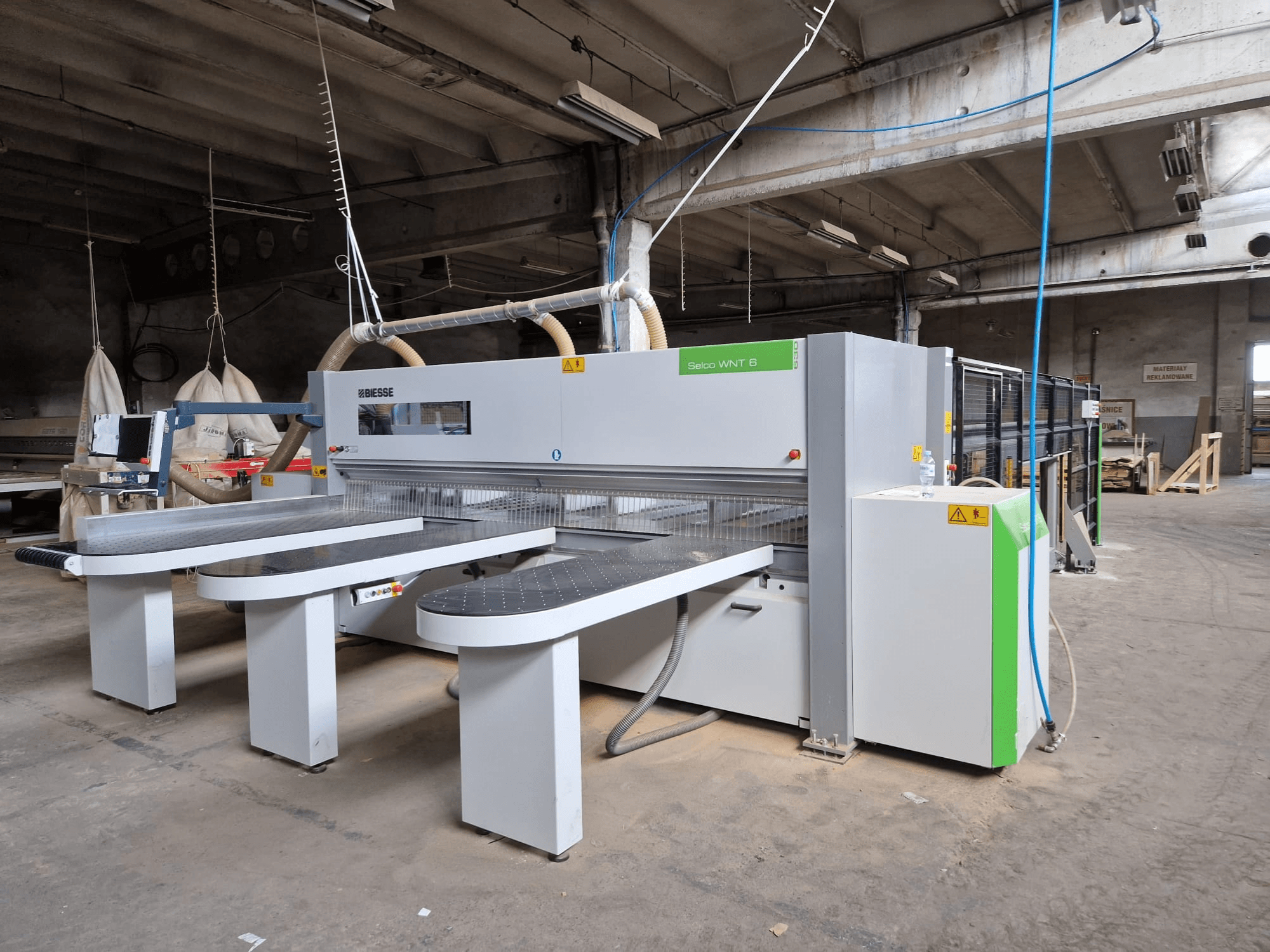 Biesse Selco WNT 6 panel testere fabrika ayarında, bağlı bıçakları ve kontrol panelini gösteren önden görünüm.