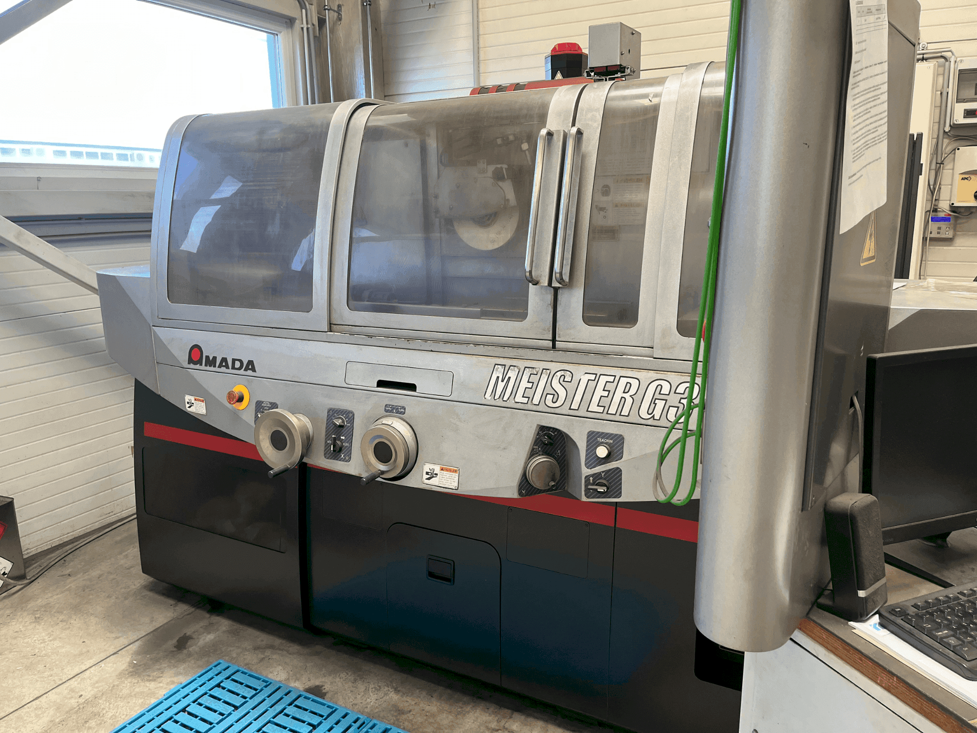 Makine AMADA MEISTER G3 - Önden görünüm