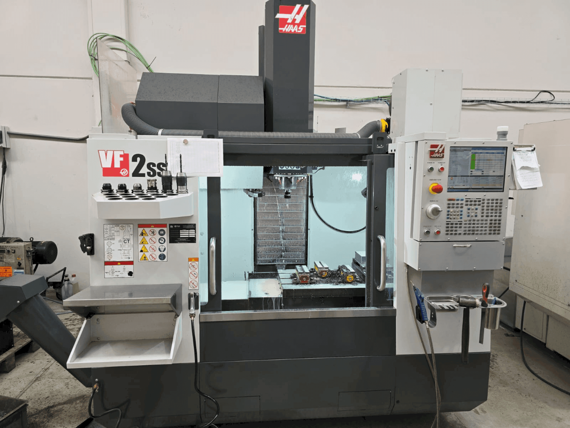 Makine HAAS VF 2SSYT - Önden görünüm