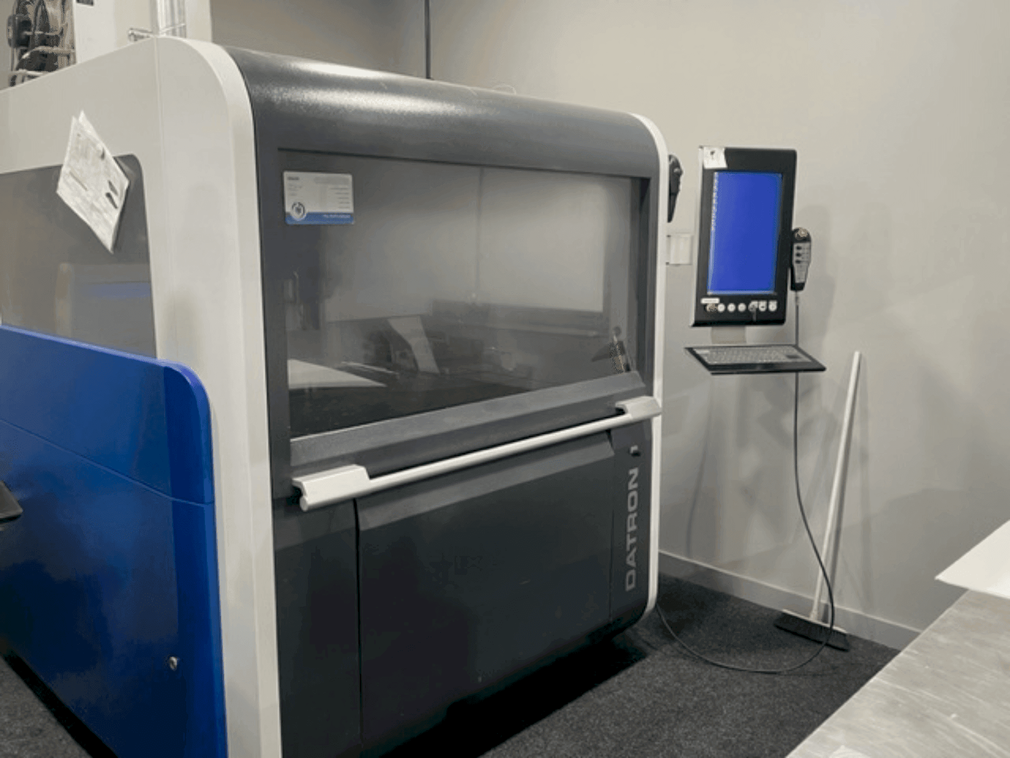 Makine Datron M8 Cube - Önden görünüm