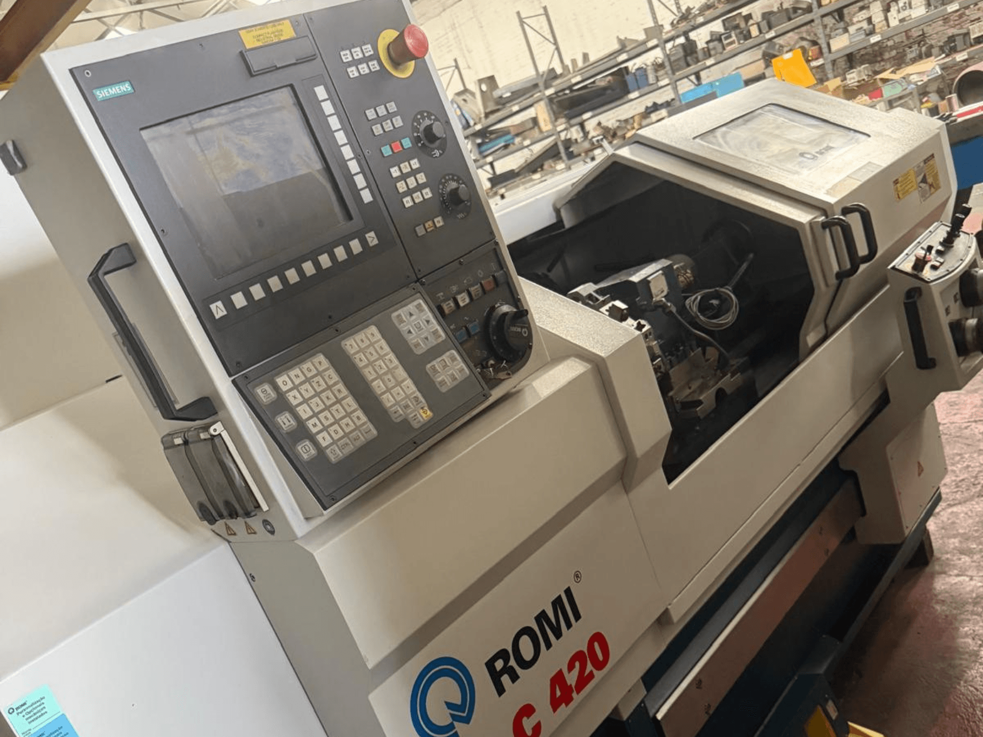 Siemens kontrol panelli Romi C420 yatay torna makinesi, karmaşık tasarım ve kontrolleri sergileyen yandan görünüm.
