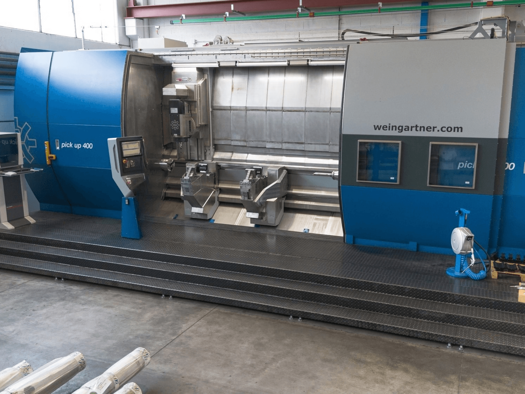 Weingartner Pick Up 400 freze-torna merkezi, önden görünüm. Çift iş istasyonu ve kontrol paneli ile donatılmıştır; endüstriyel ortamda kullanılmaktadır.