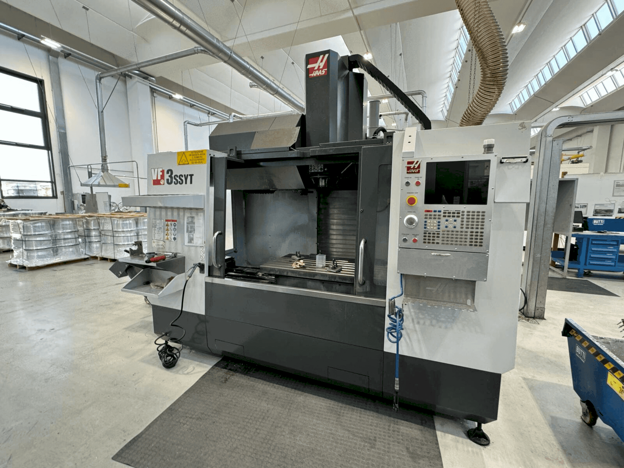 Makine HAAS VF-3SSYT - Önden görünüm