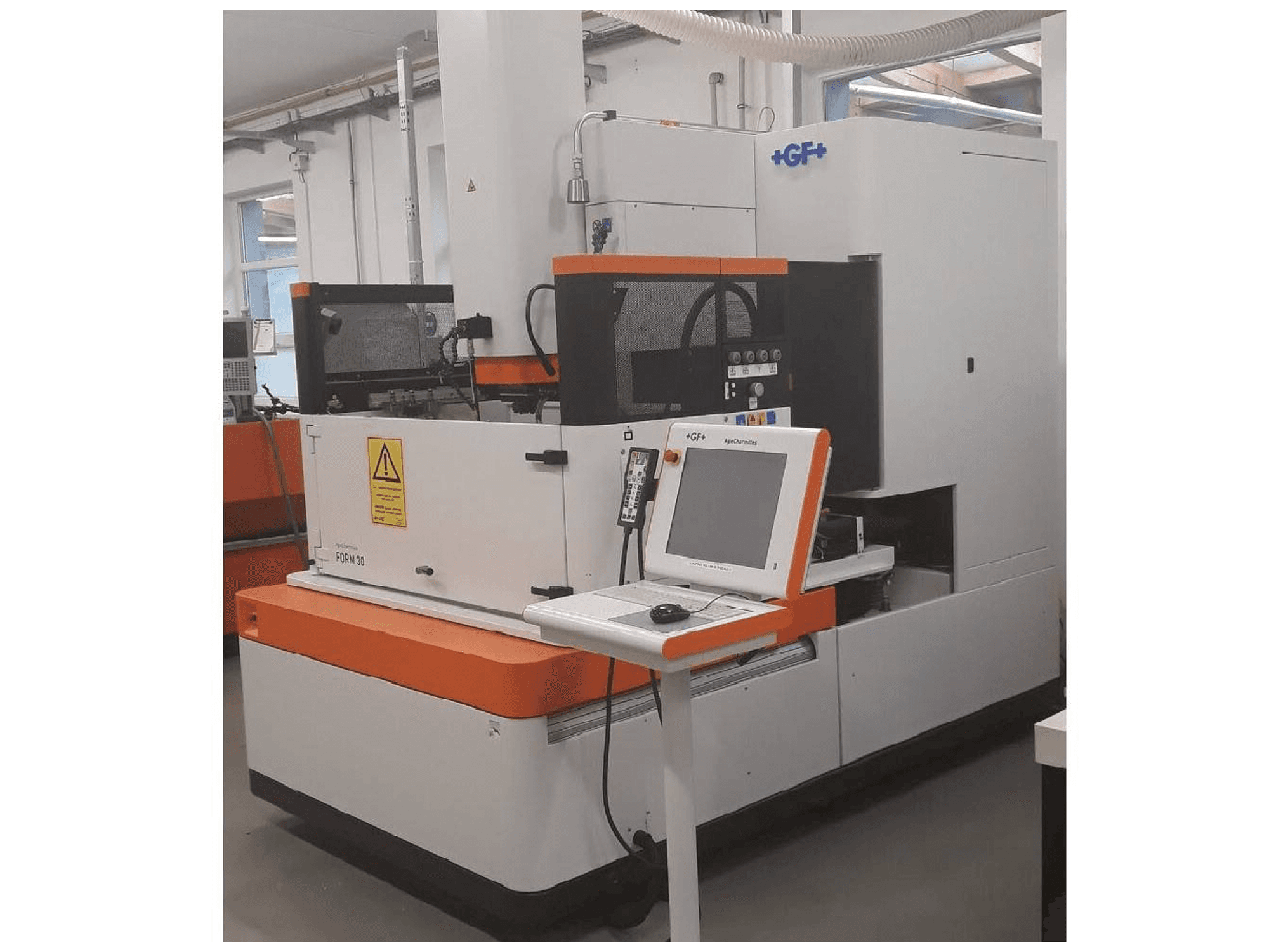 Makine AgieCharmilles Form 30 - Önden görünüm