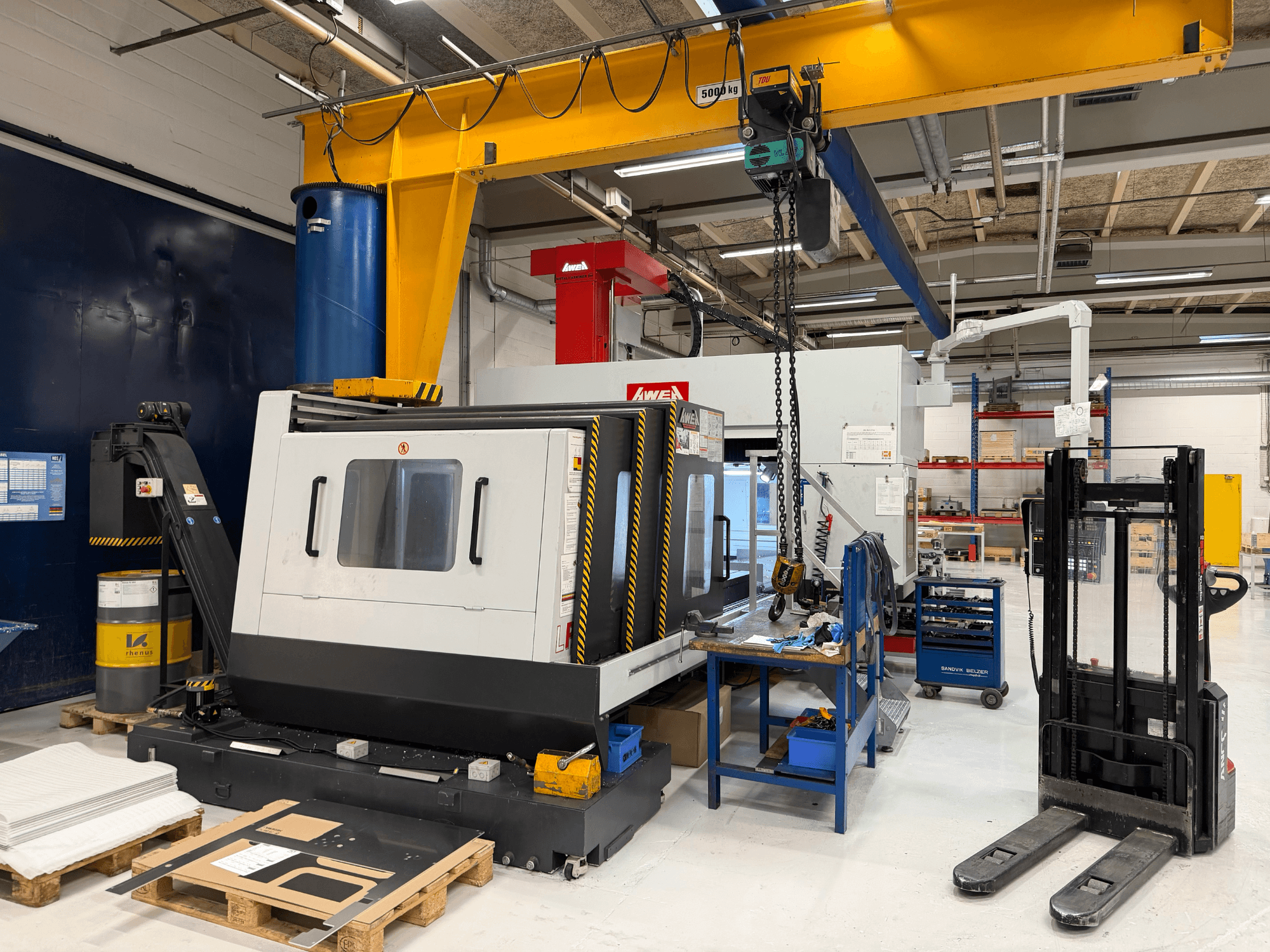 AWEA LP3016YF portal freze makinesi, önden görünüm, takımlar, mavi tank ve arka planda çalışma alanı.