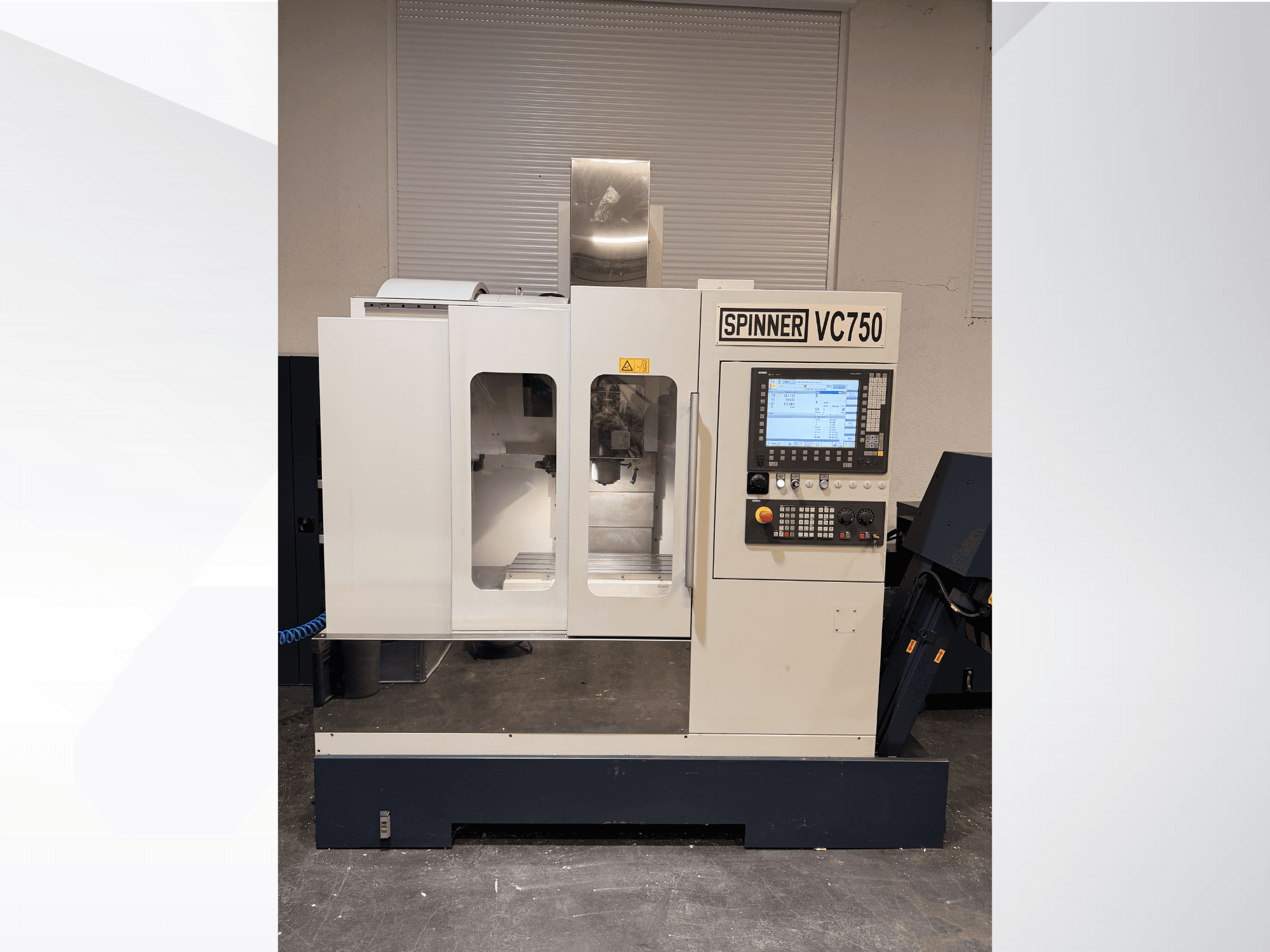 Spinner VC750 CNC makinesinin önden görünümü, kontrol paneli, işleme alanı ve soğutma sistemi.