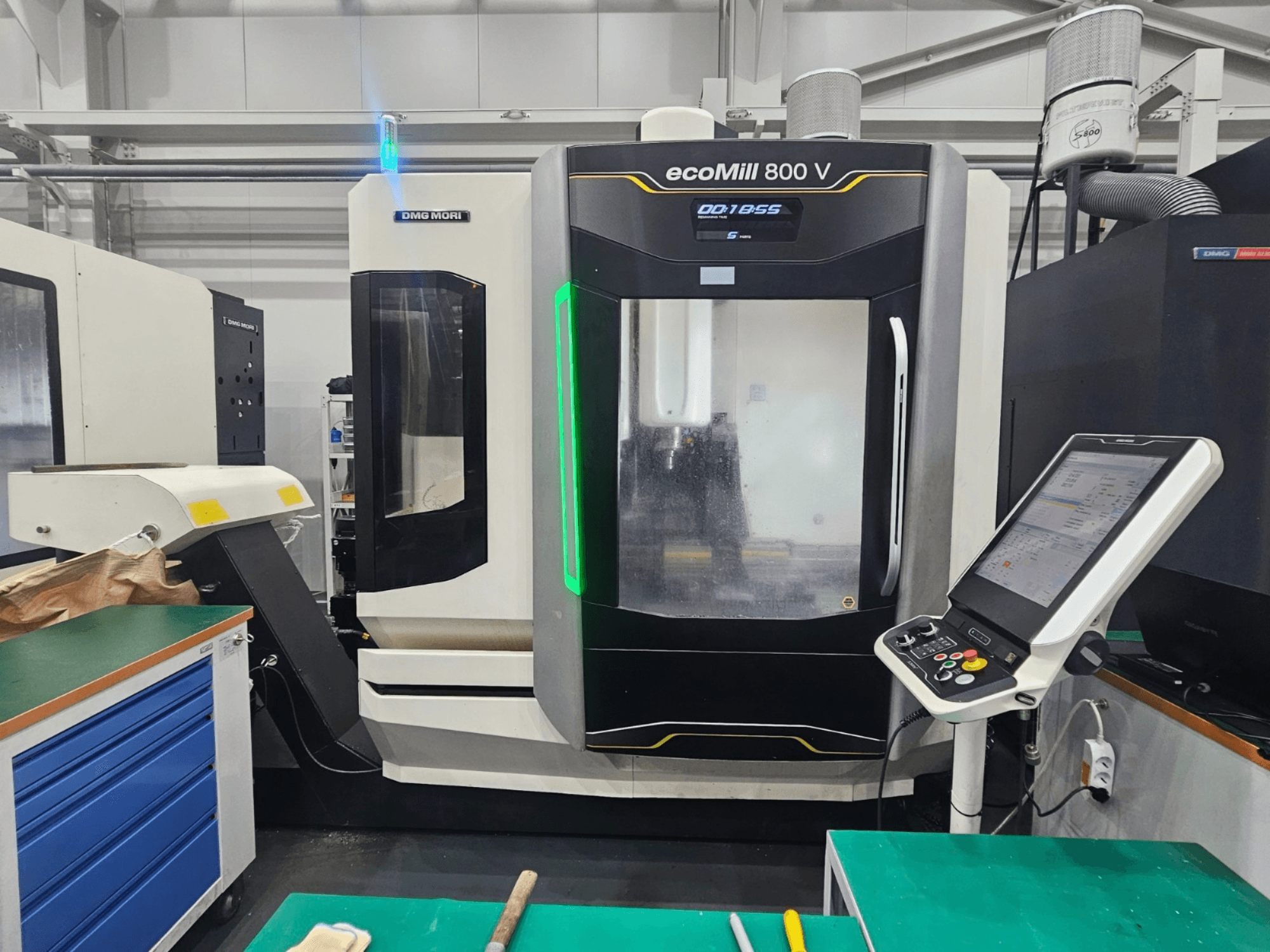 DMG MORI ecoMill 800 V dikey işleme merkezi; kontrol paneli ve makine detaylarının görüldüğü önden görünüm.