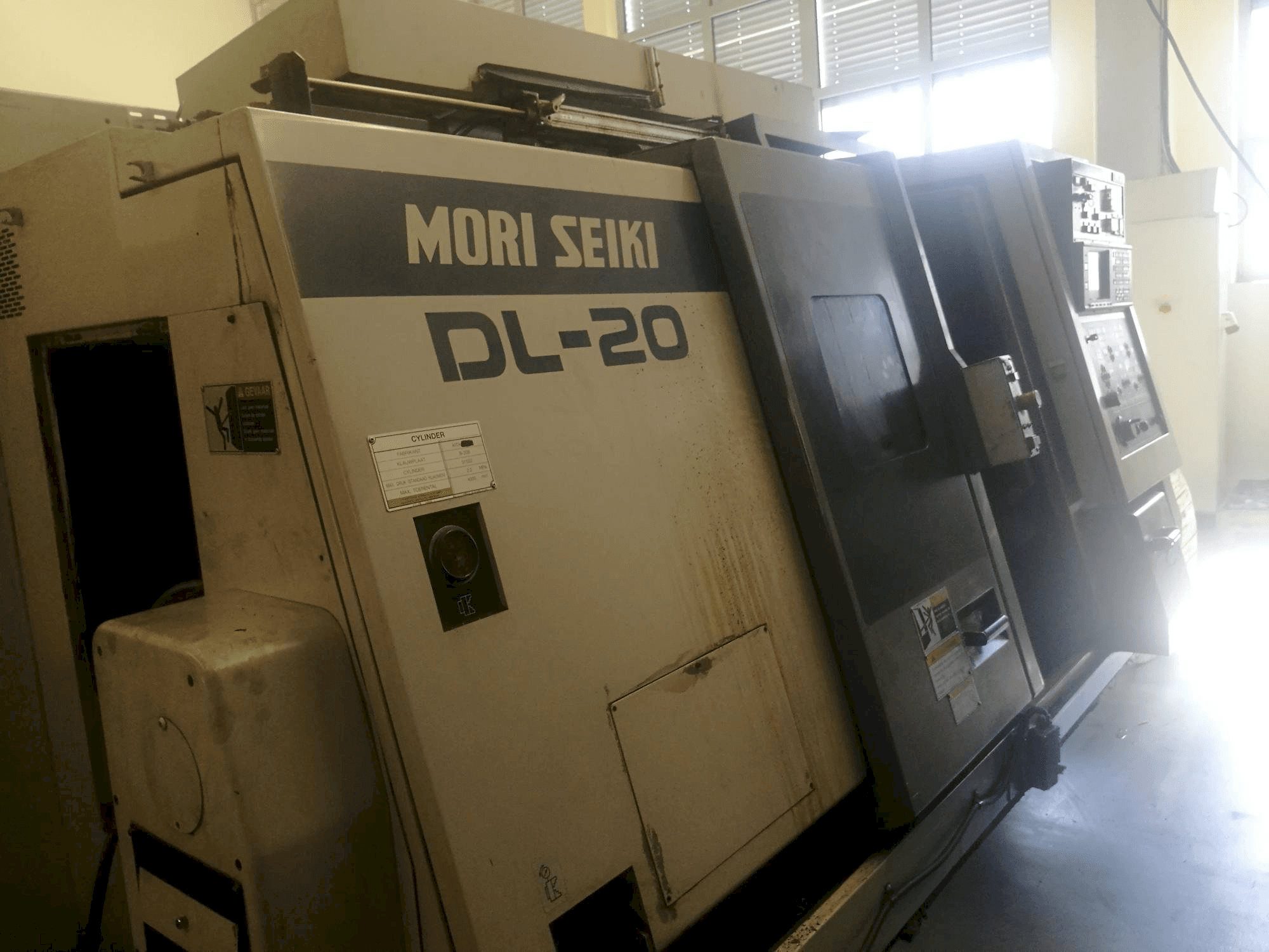 Makine MORI SEIKI DL 20 MC - Sol taraftaki görüntü