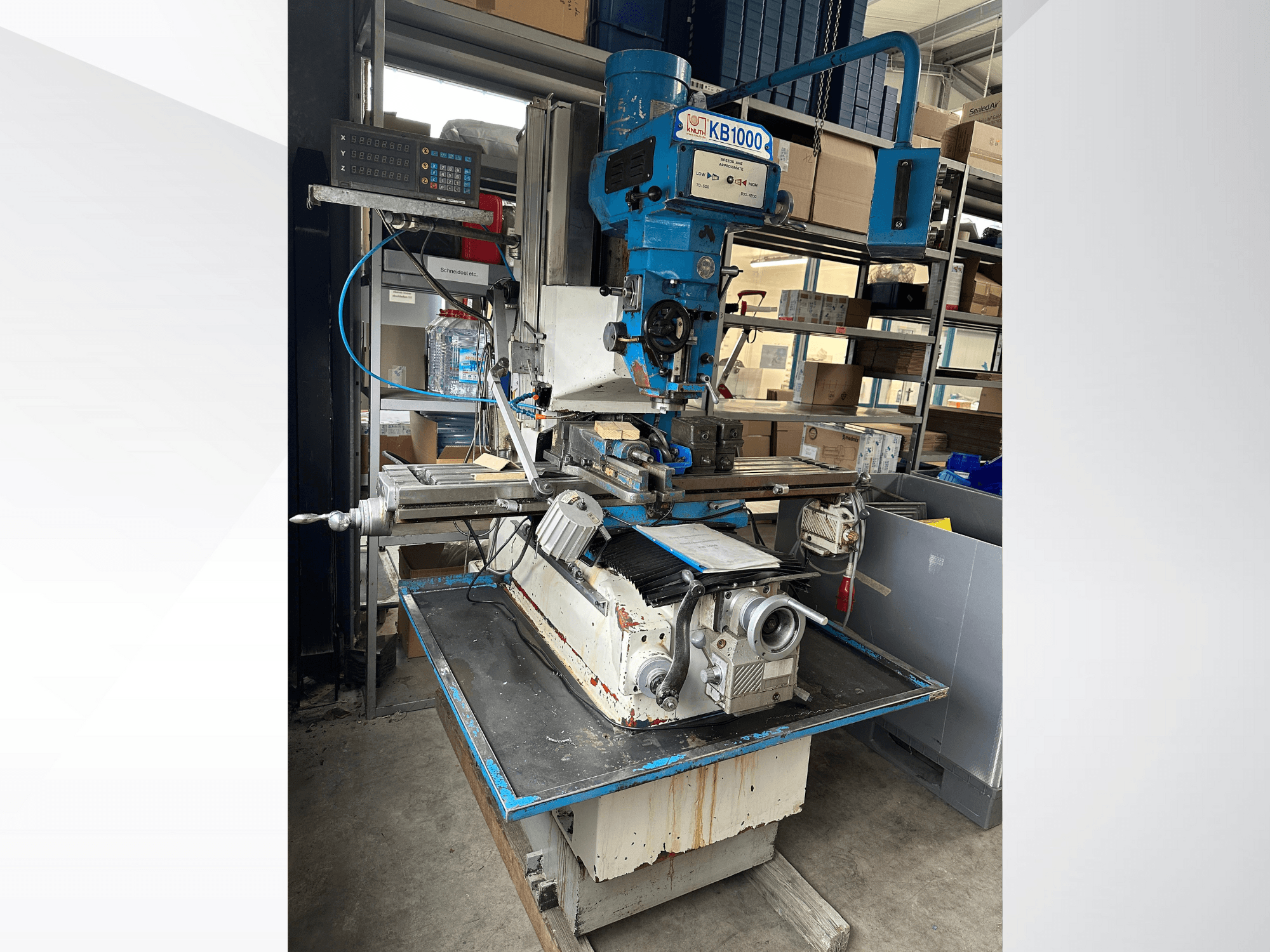 Dijital göstergeli KB1000 dikey freze makinesi, tabla, iş mili ve takım tutucuyu gösteren yandan görünüm.