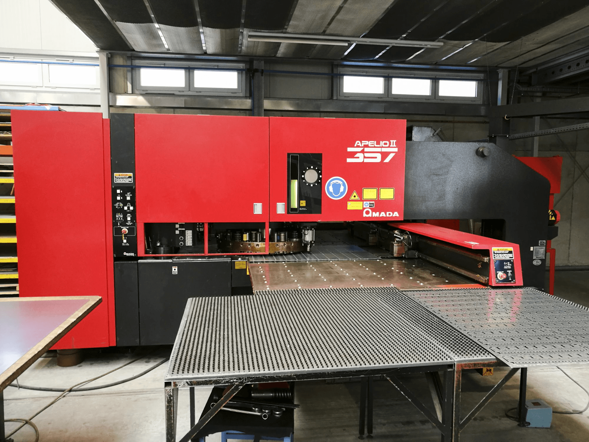 Makine AMADA - Önden görünüm APELIO II-357