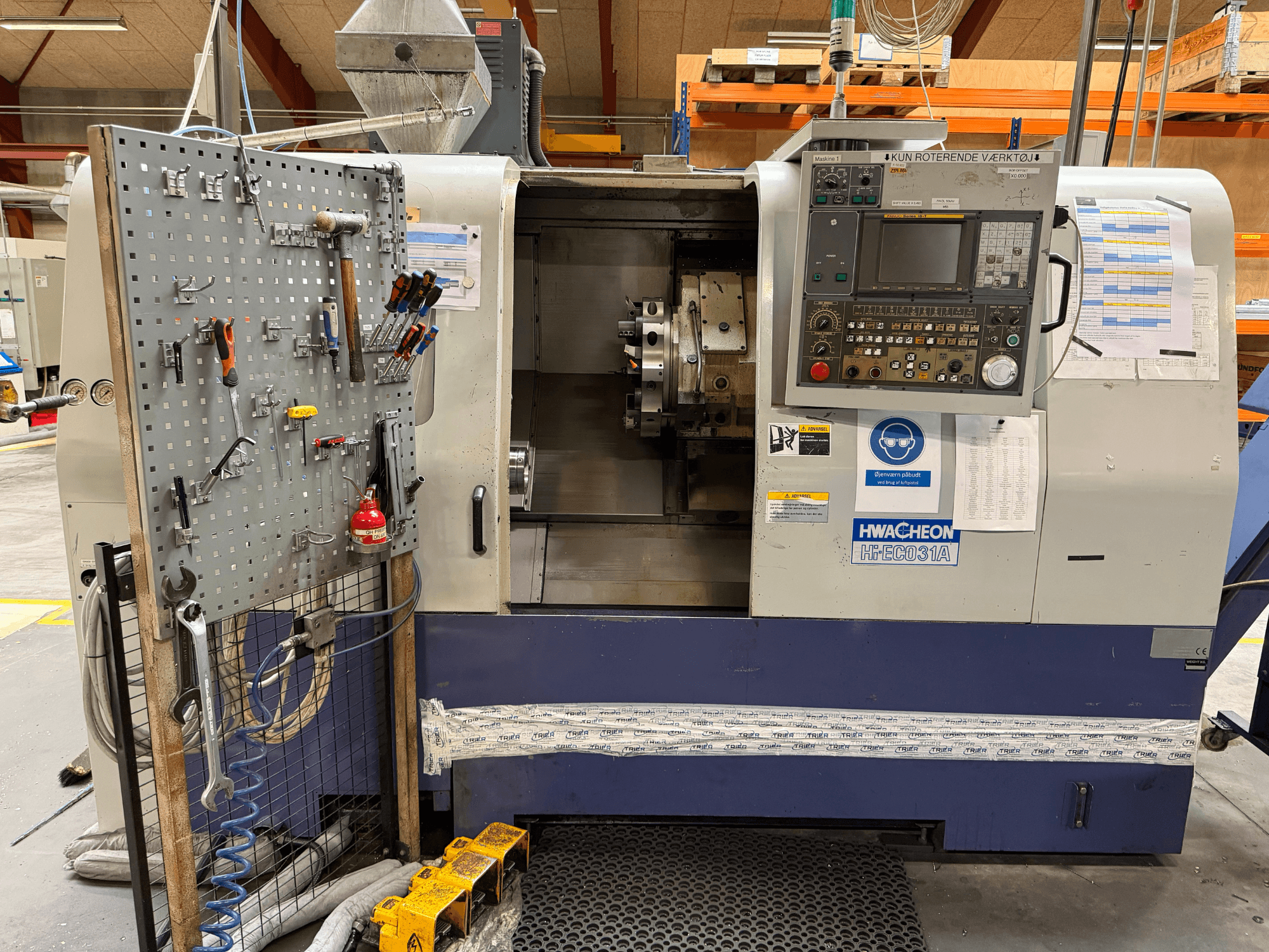 HWACHEON HiEco-31A yatay torna tezgahı; kontrol paneli, yan tarafta yerleştirilmiş aletler ve makinenin iç kısmının net bir şekilde görülebilme özelliğine sahiptir.