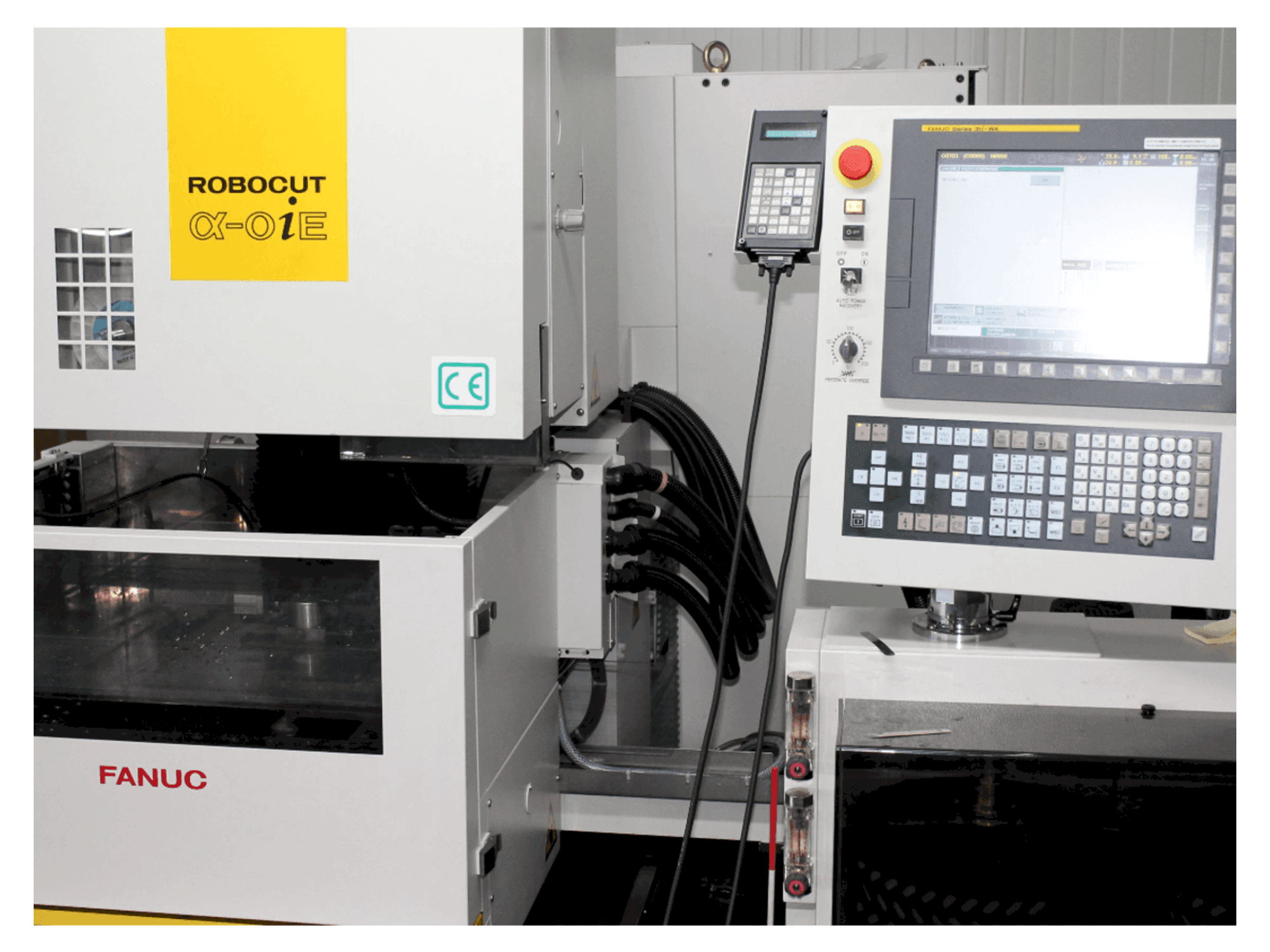 Makine FANUC RoboCut Alfa OiE - Önden görünüm