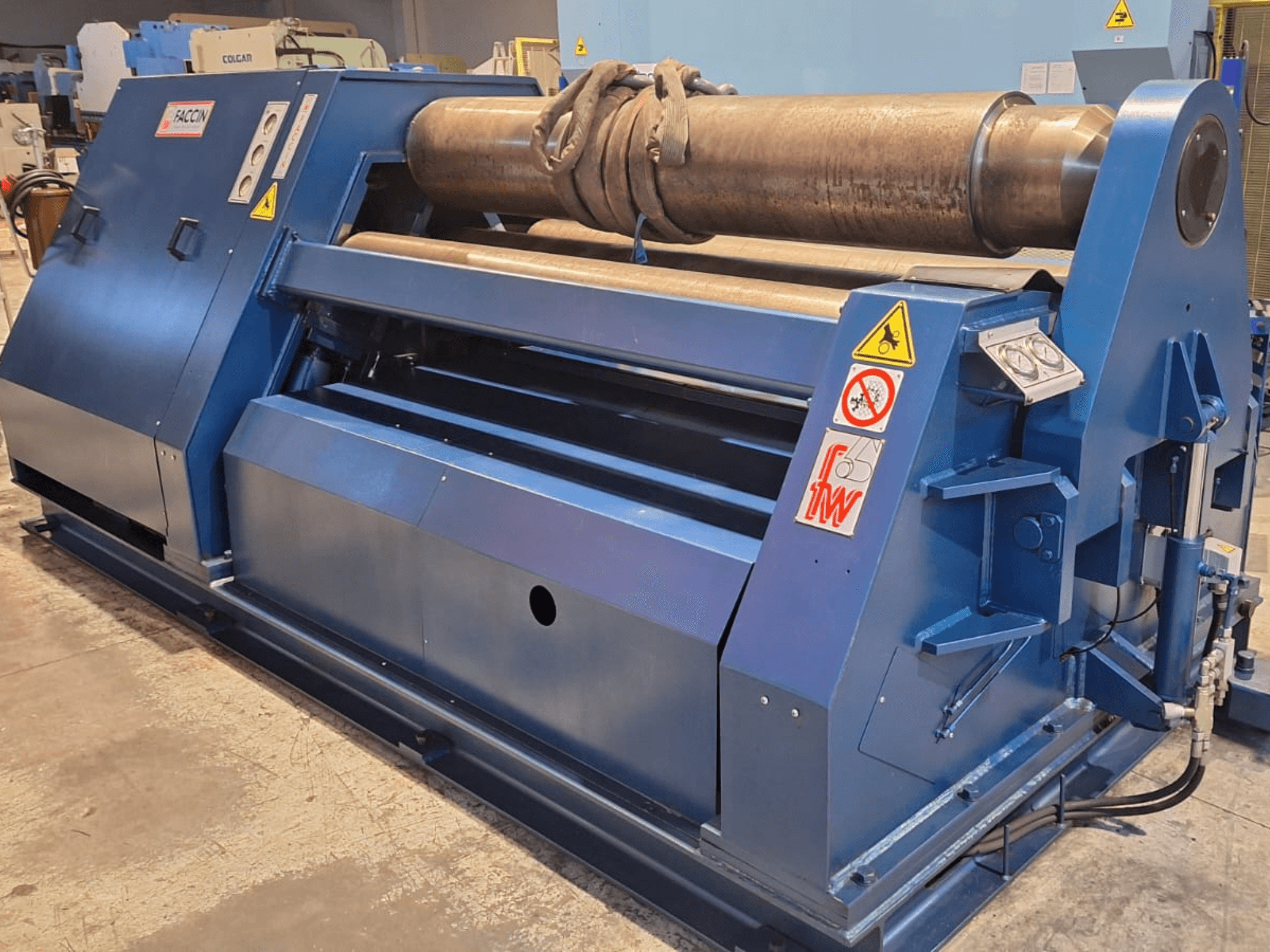 Mavi renkli FACCIN 4HEL 2134 rulo bükme makinesi, önden görünüm; üst kısımda kontrol paneli ve bükülmüş metal silindir görülüyor.