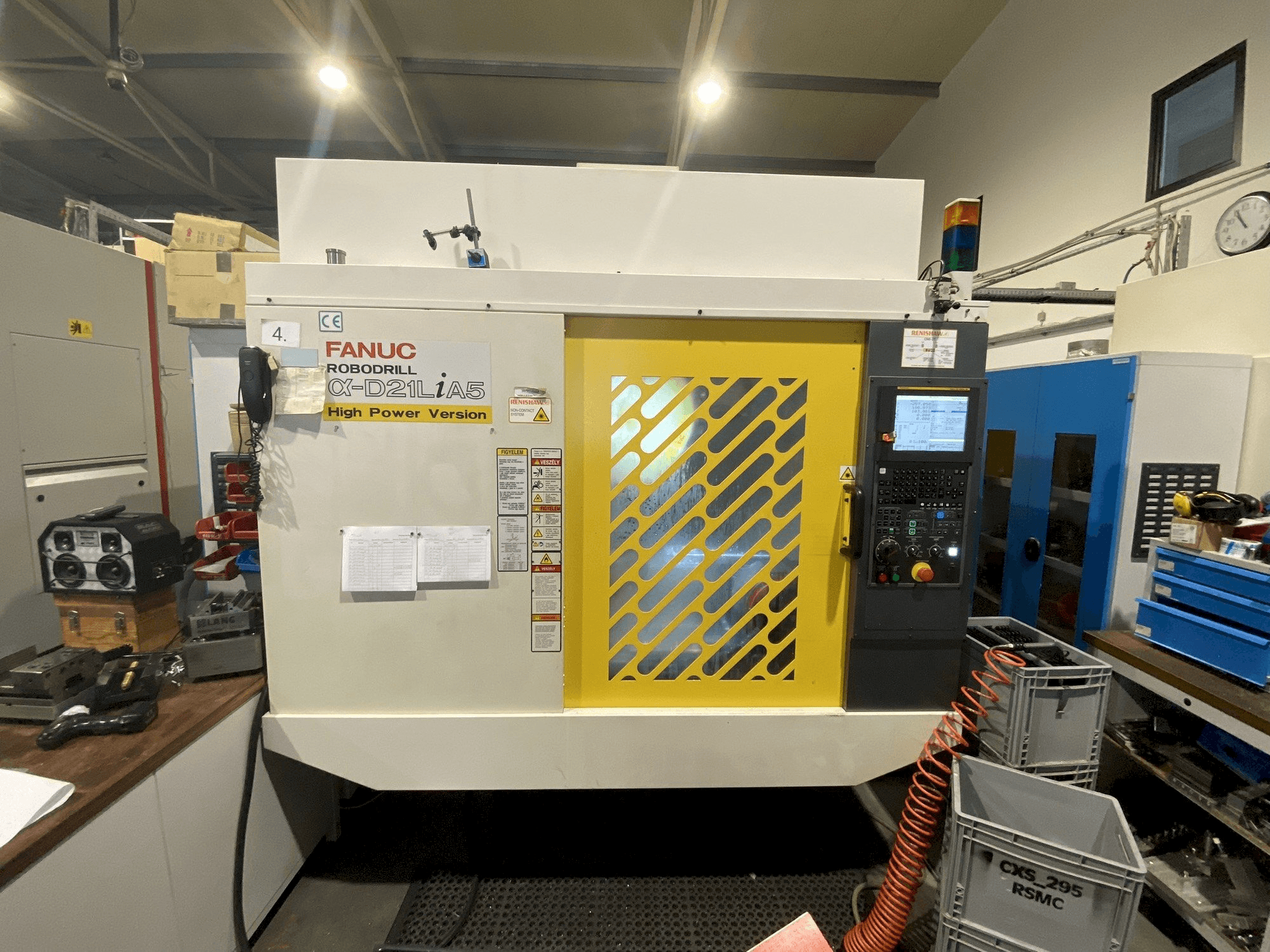 Makine FANUC Robodrill Alpha D21LiB5 - Önden görünüm