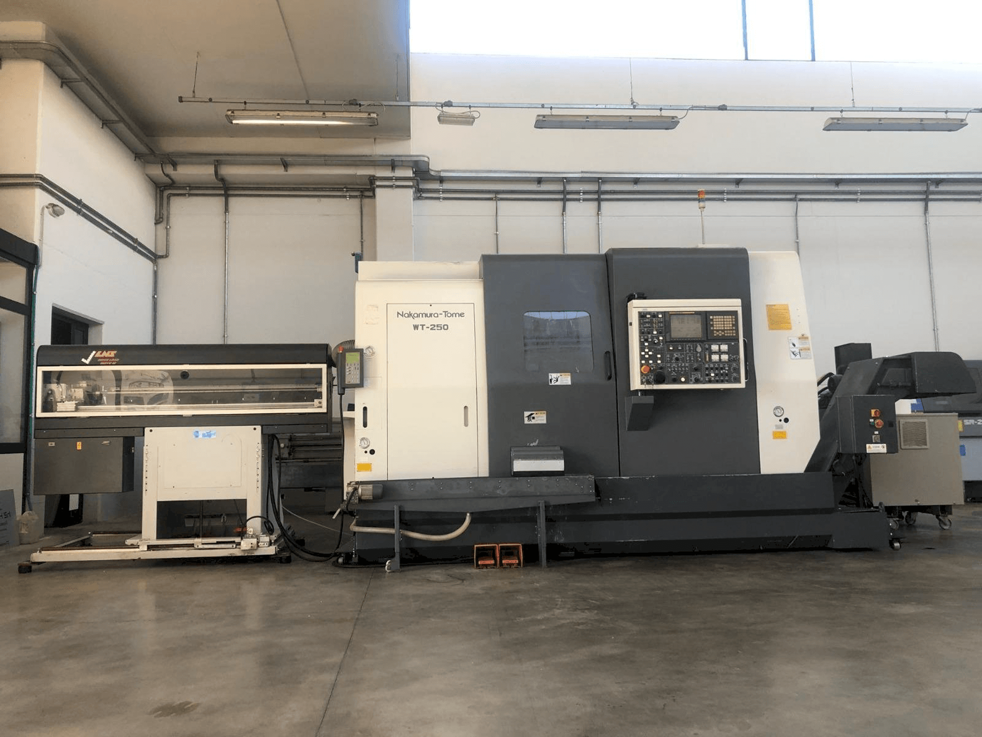 Makine NAKAMURA-TOME WT-250 MMY - Önden görünüm
