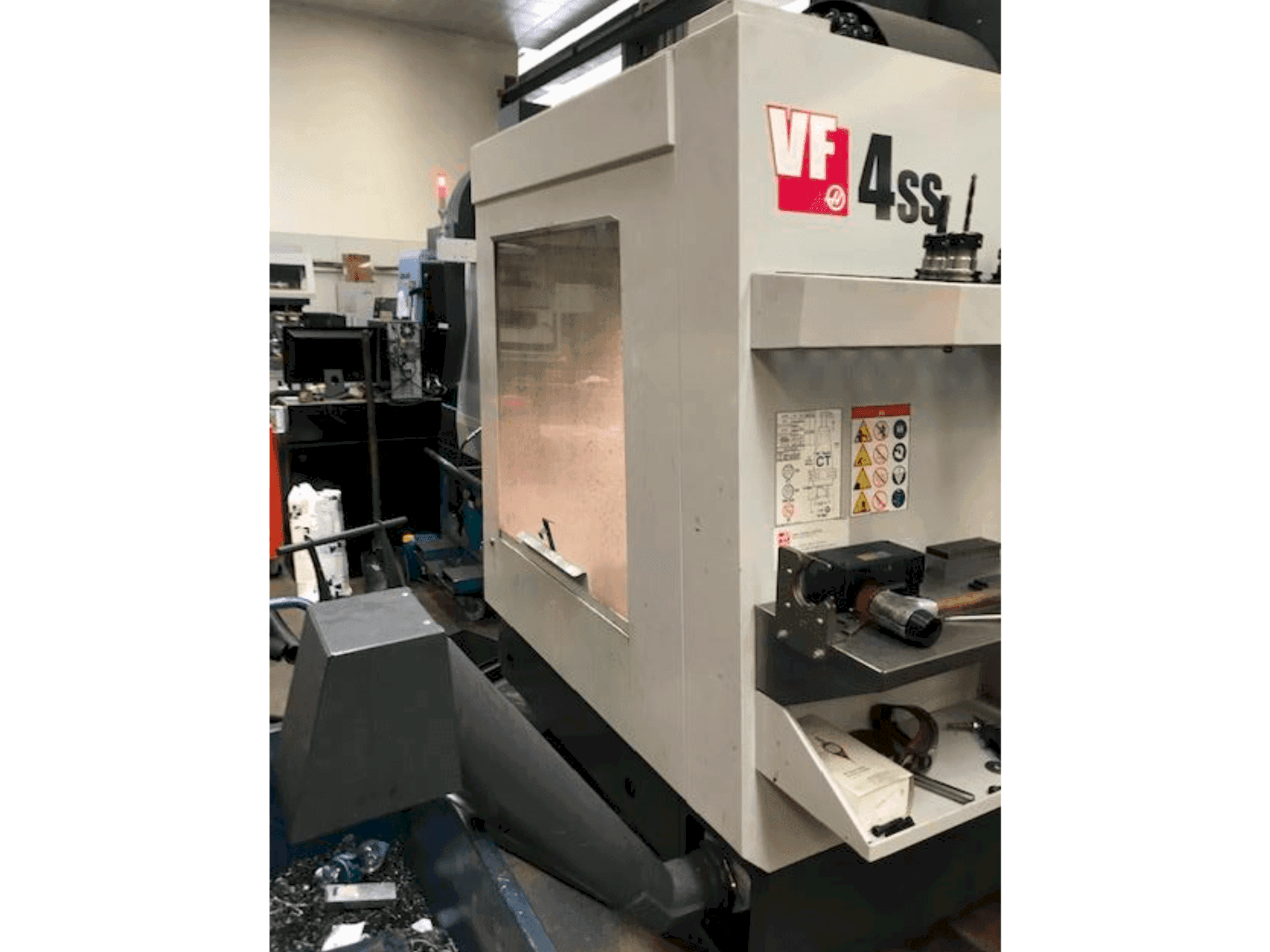 Makine HAAS VF 4 SS - Sol taraftaki görüntü