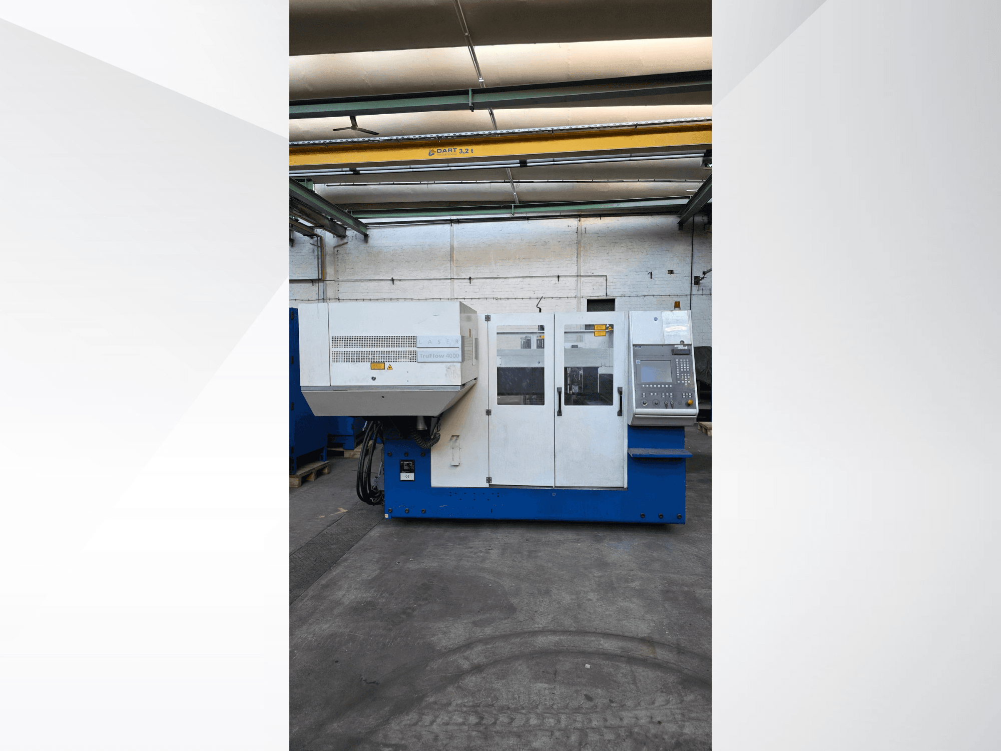 TRUMPF TruLaser 3030 CO2 lazer kesim makinesi, önden görünüm, dış kısımda kontrol paneli ve güvenlik uyarıları bulunuyor.