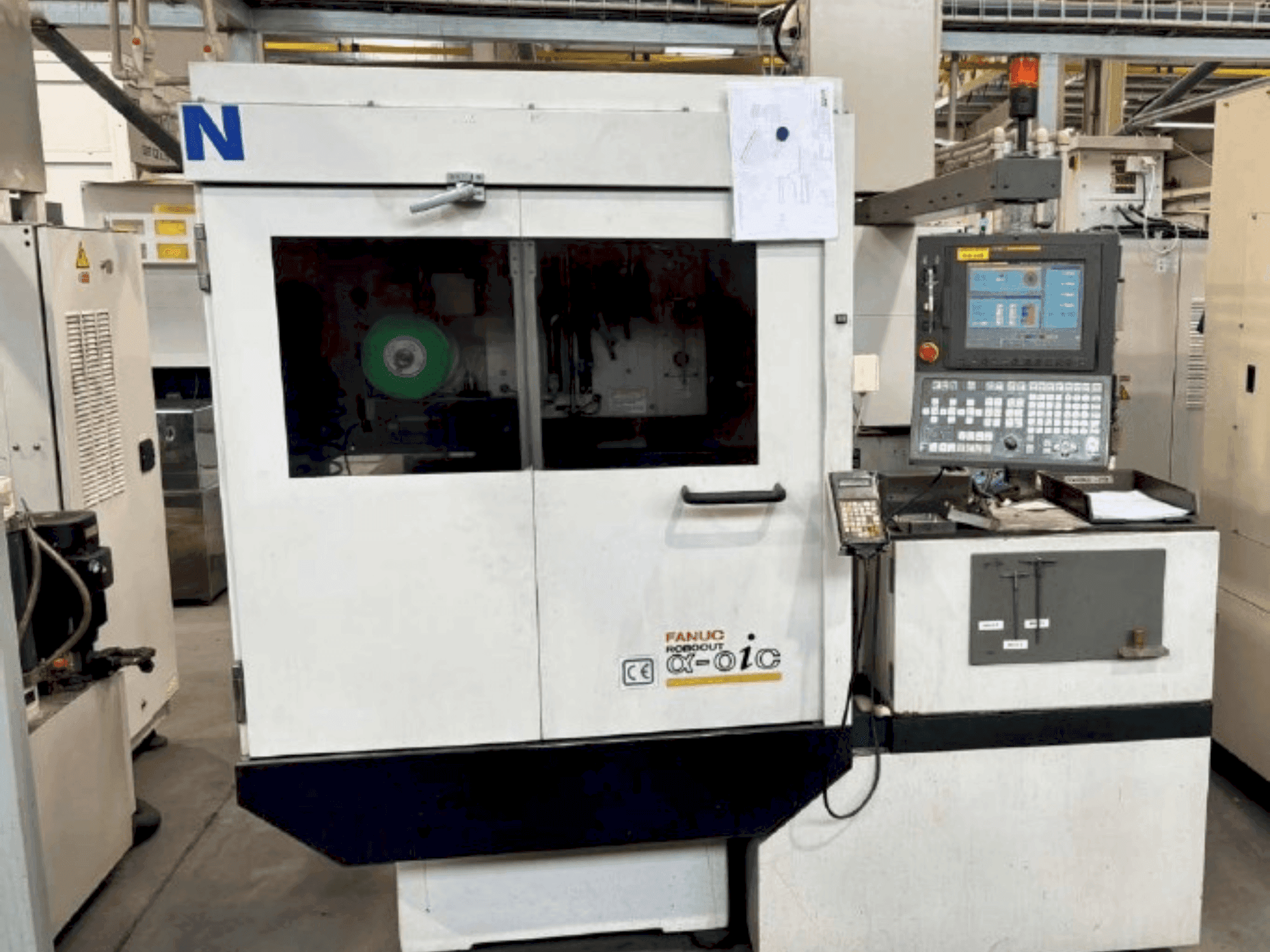 Makine FANUC Robocut alpha-0iC - Önden görünüm