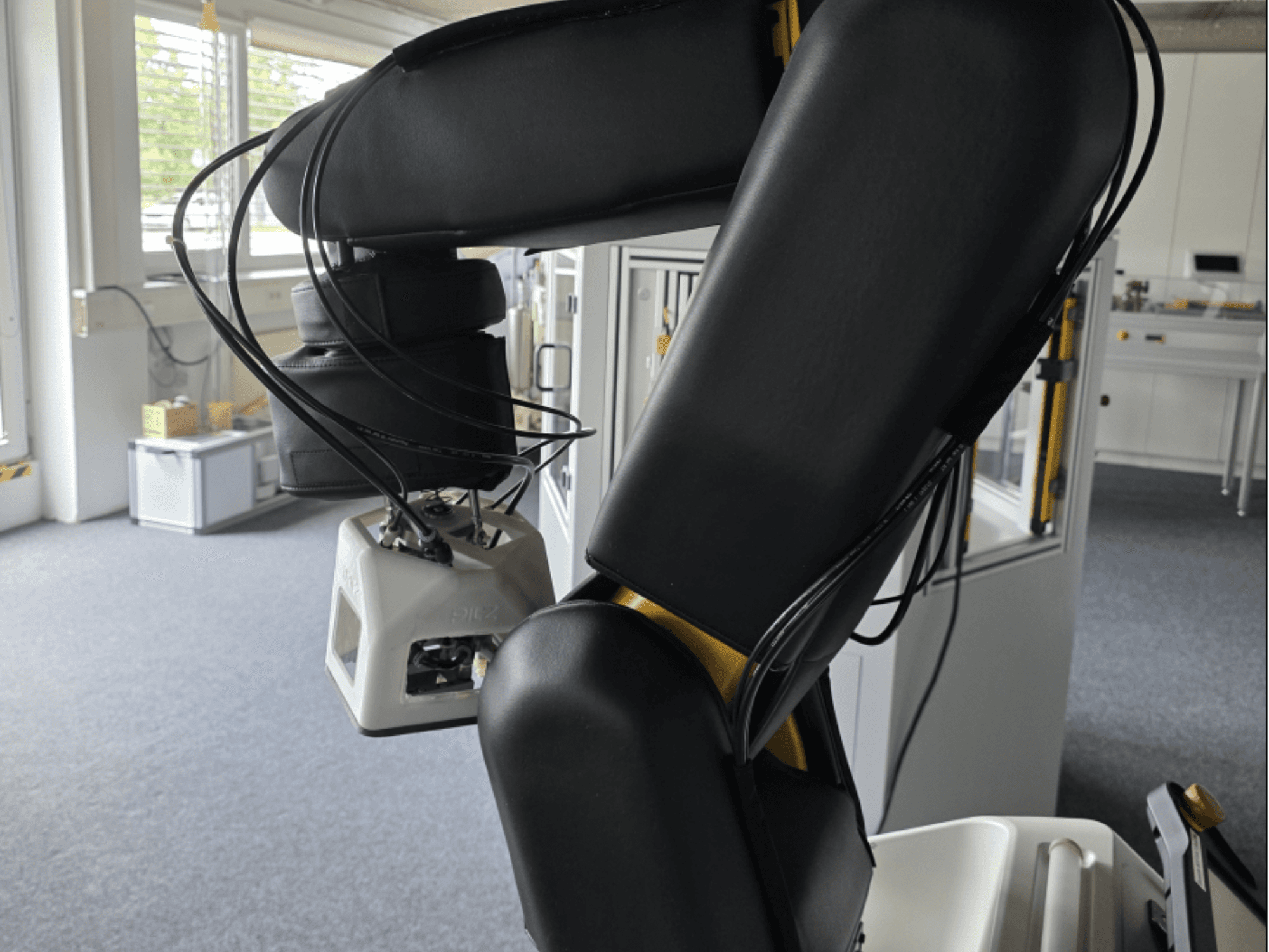 FANUC LR Mate 200iD/7L işbirlikçi robotun yandan görünümü; atölye ortamında kol, sensörler ve kablolar görülmektedir.