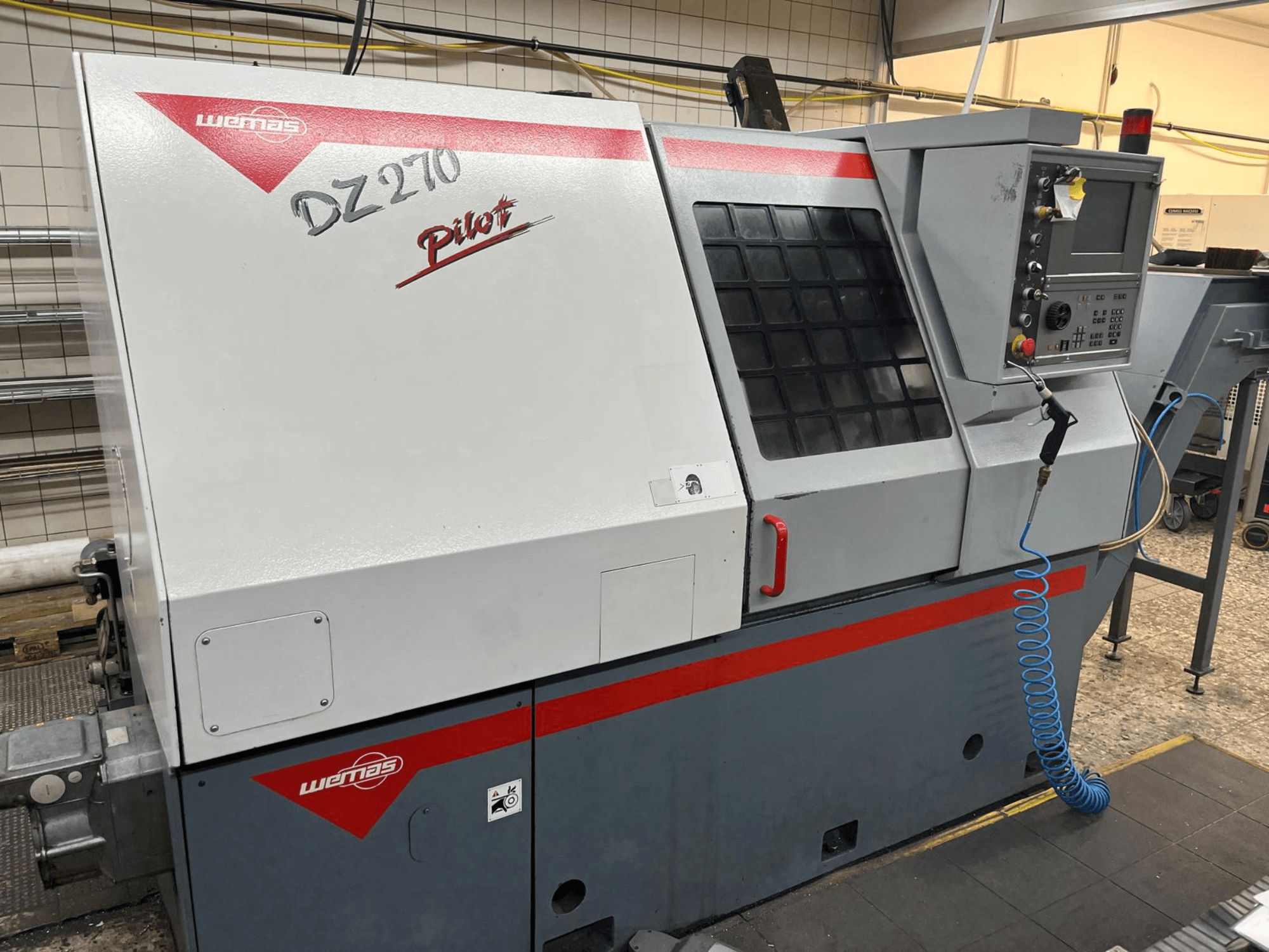 WEMAS DZ 270 yatay tornalama makinesinin önden görünümü, kontrol paneli, havalandırma ve güvenlik özellikleri.
