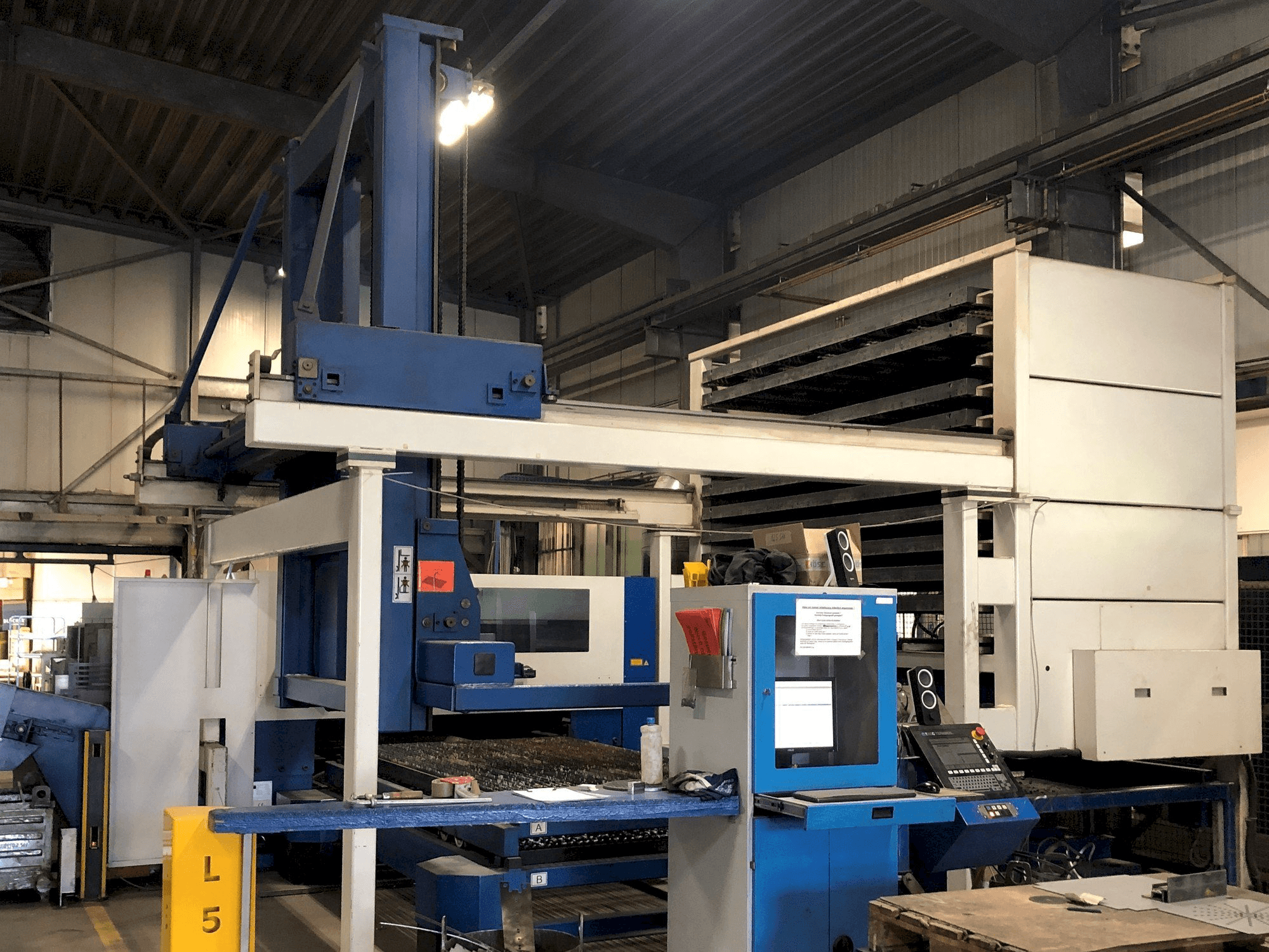 Makine Trumpf Trumatic L3050 - Önden görünüm