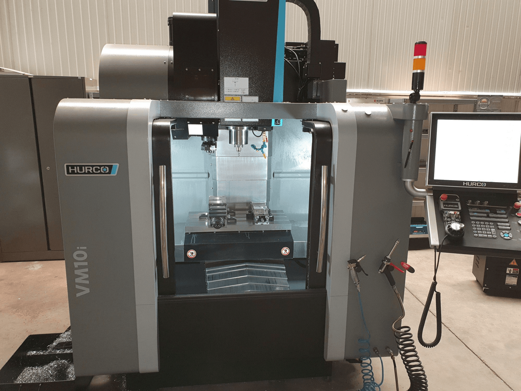 Makine Hurco VM10i - Önden görünüm