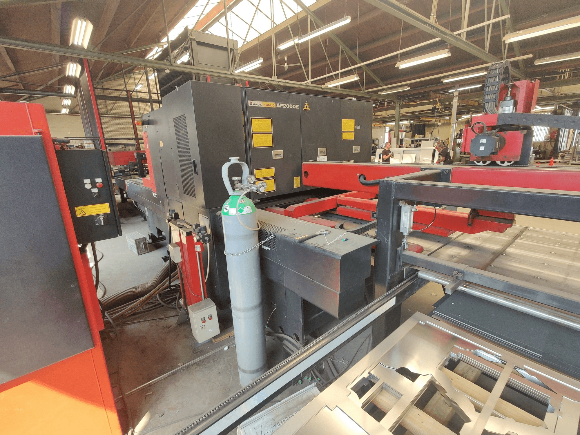 Makine AMADA LC 2415 A3 - Önden görünüm