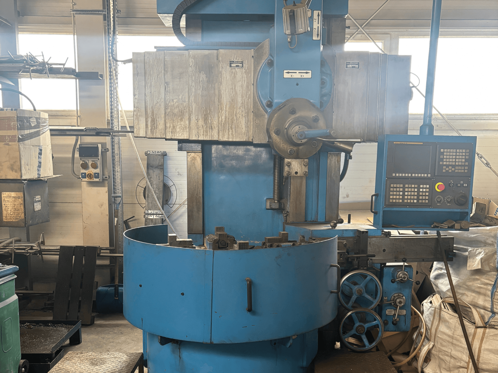 Bilinmeyen bir markaya ait endüstriyel freze makinesi, önden görünüm, mavi dış yüzey ve dijital kontrol paneli.