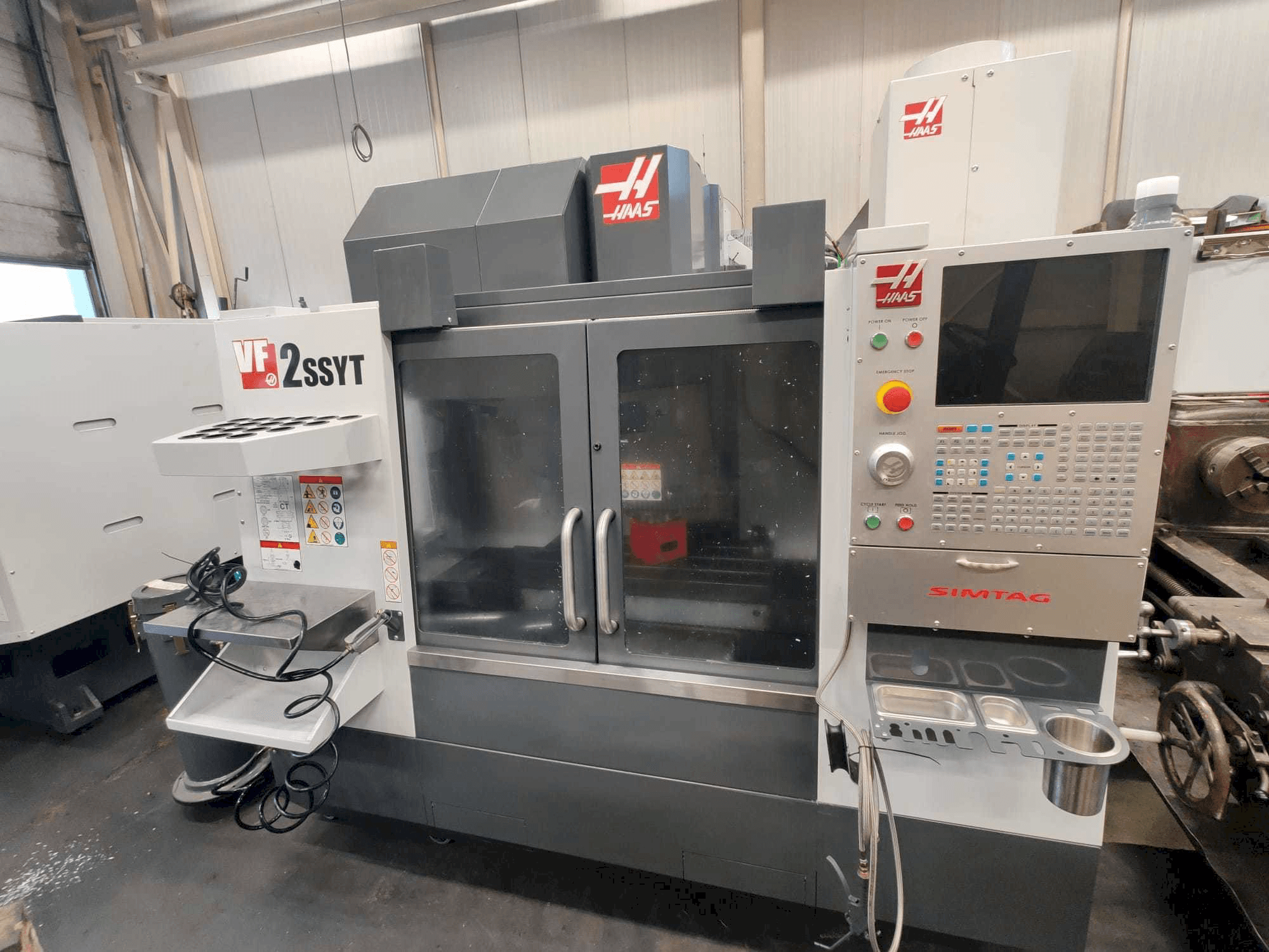 Makine HAAS VF-2SSYT - Önden görünüm
