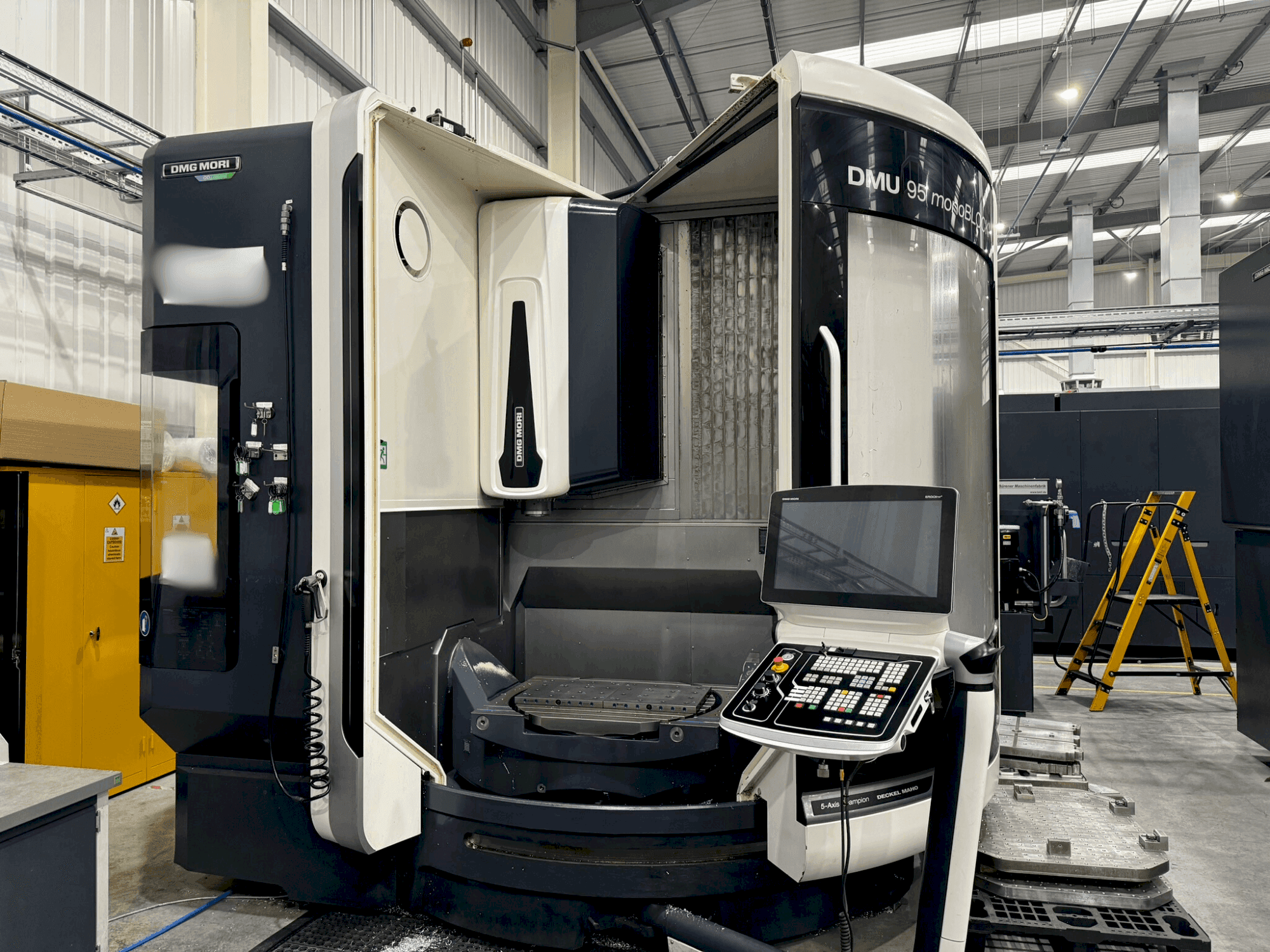 Makine DMG MORI DMU 95 monoBLOCK - Önden görünüm