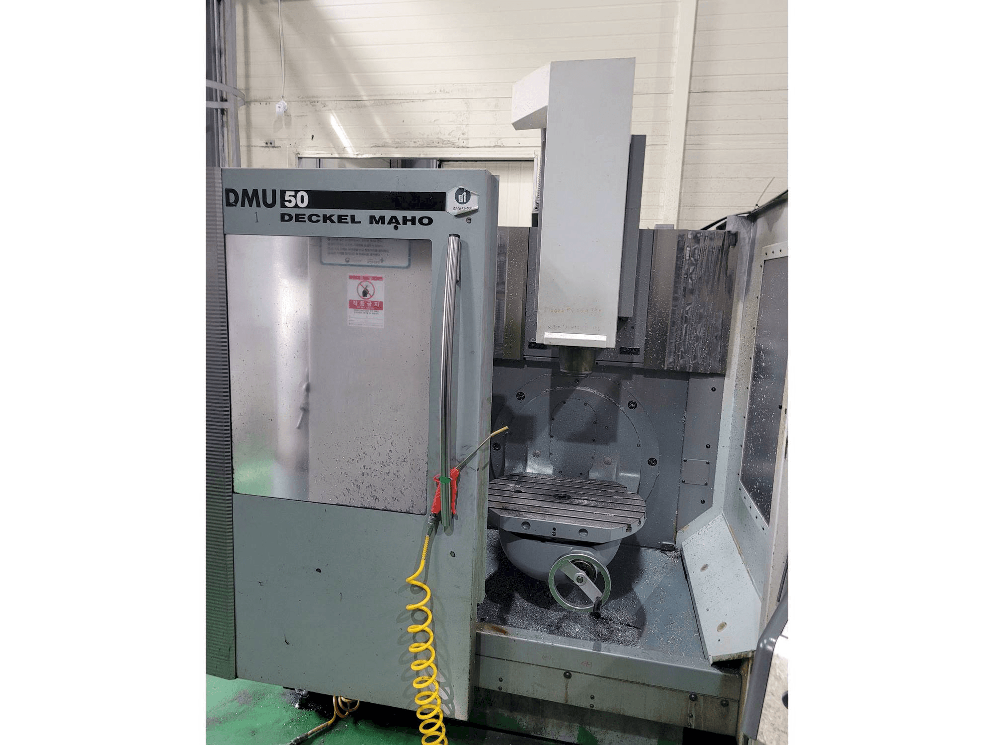 Makine DECKEL MAHO DMU 50 - Önden görünüm