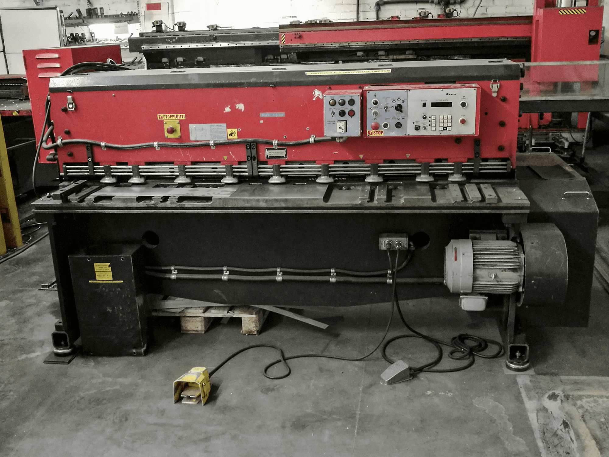 Makine AMADA - Önden görünüm M-2045