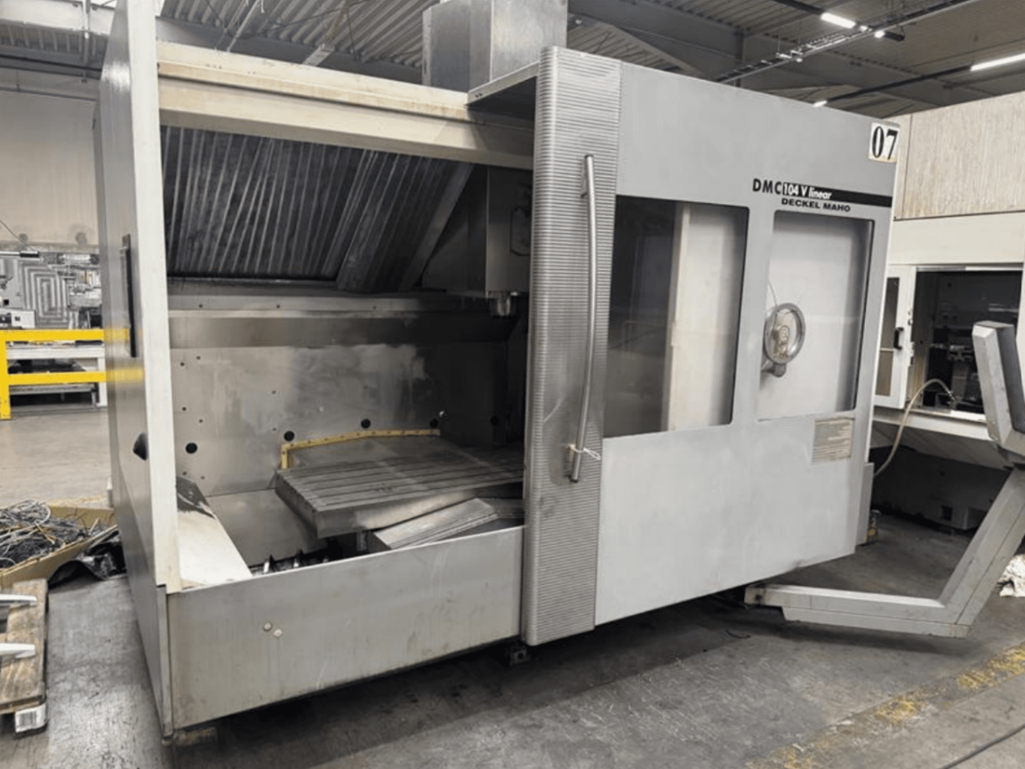 Deckel Maho'nun DMC 104 V lineer makinesi, önden görünüm, büyük bir çalışma tablasına sahip boş bir işleme alanına sahiptir.