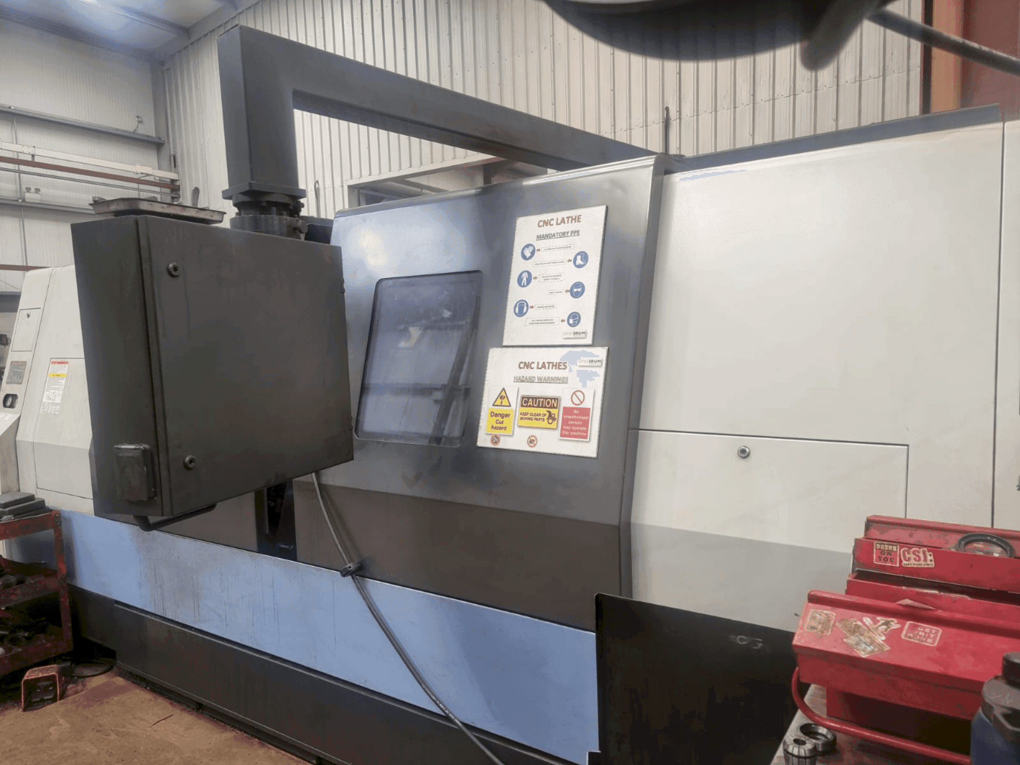Makine DOOSAN Puma 400LM - Önden görünüm
