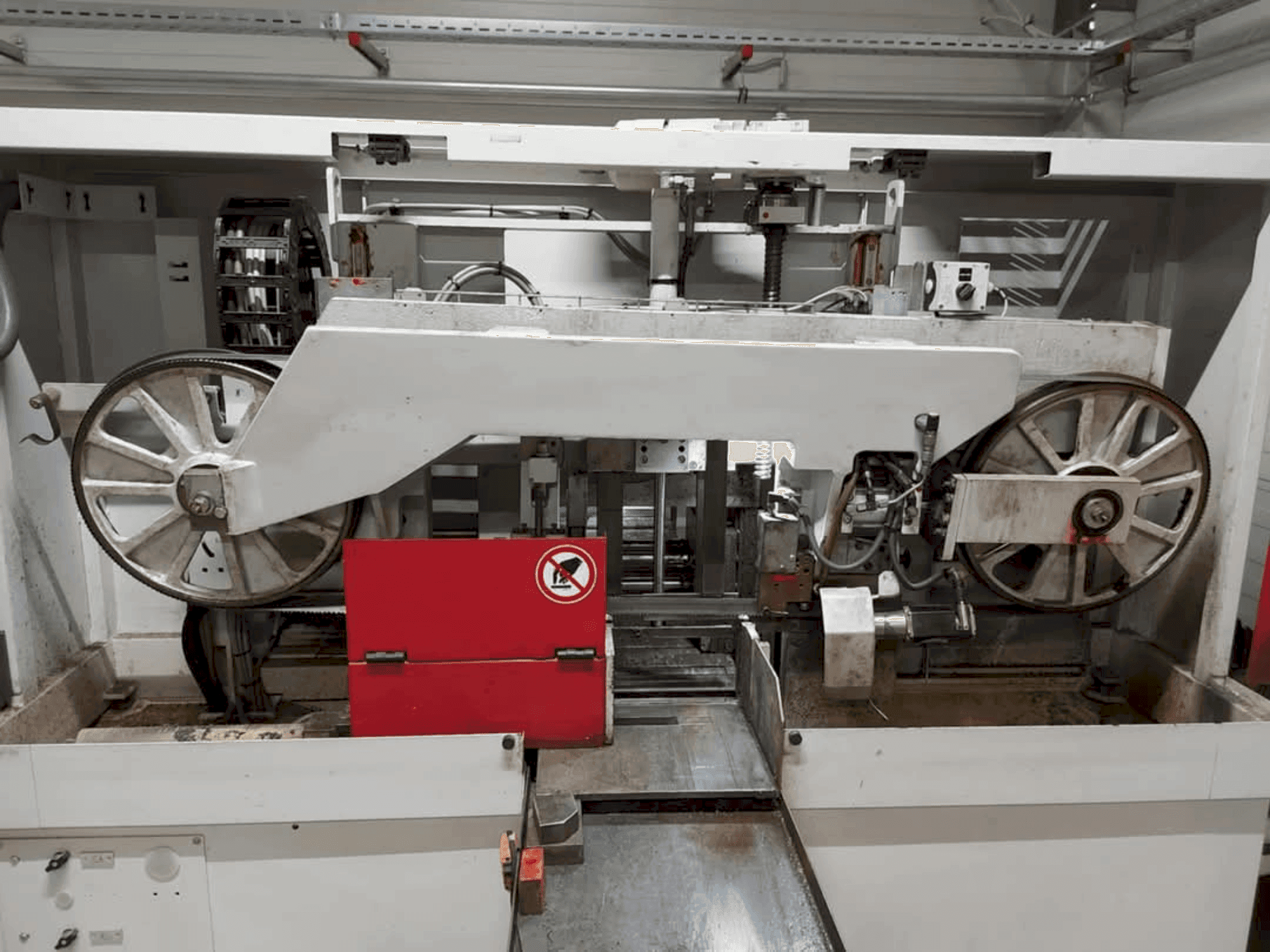 Makine Behringer HBE 321-A - Önden görünüm