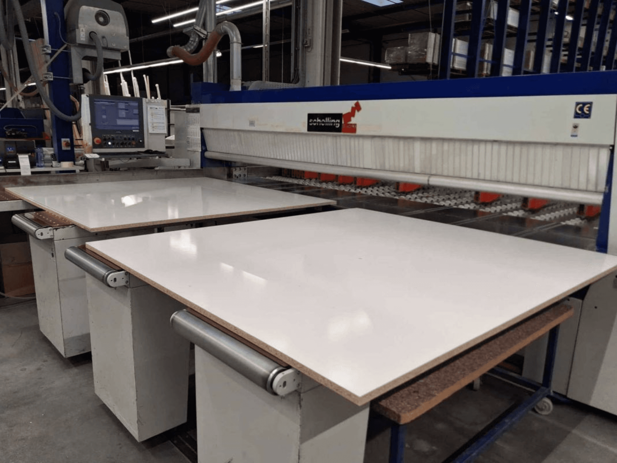 SCHELLING FM-H 430 panel testerenin önden görünümü, beyaz kesme tablası, kontrol paneli ve testere bıçağı alanı görünür.