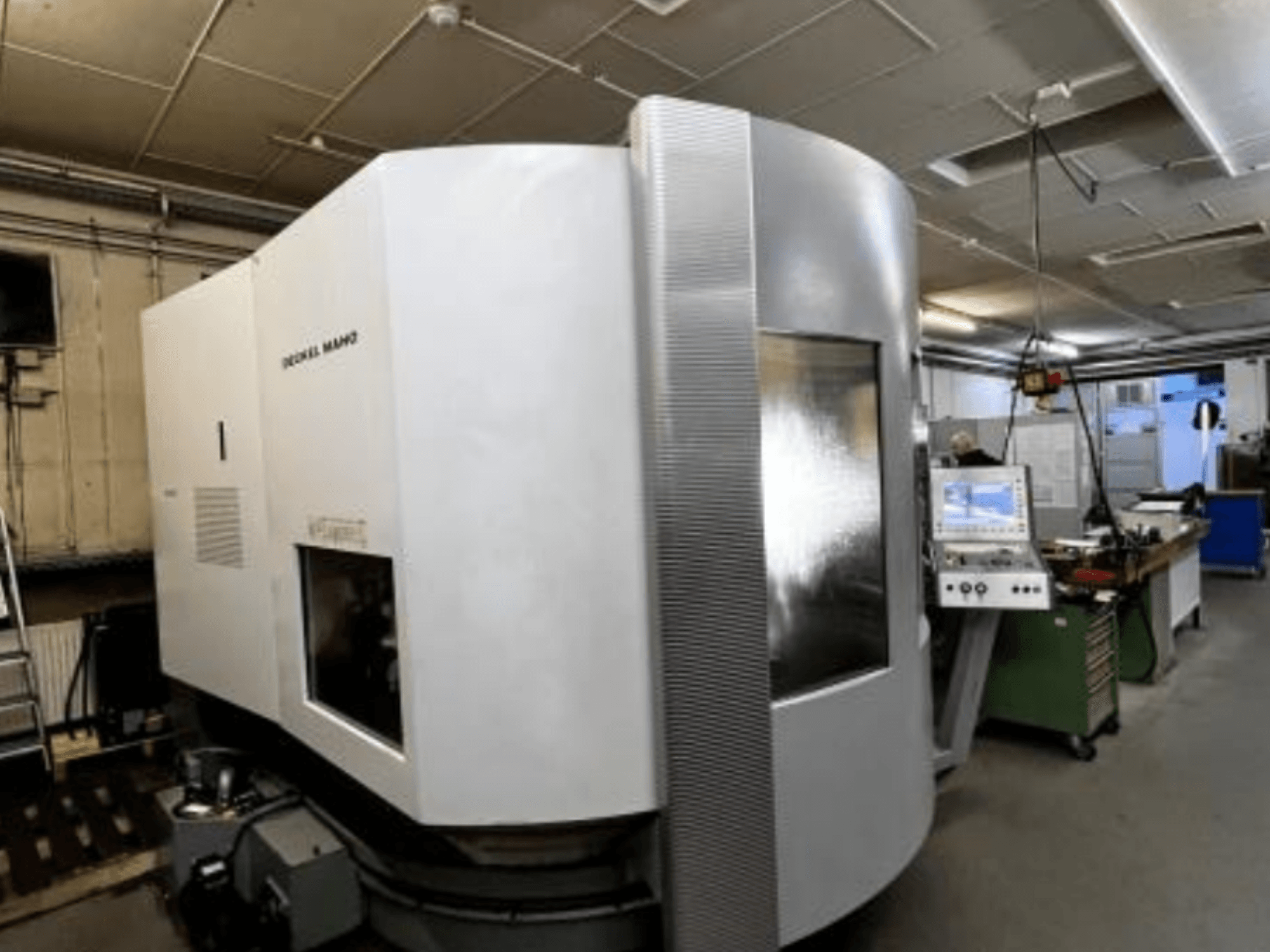 Bir atölyede SODICK MAKO CNC makinesi, yandan görünüm, kontrol paneli ve çalışma alanı arka planda görülebilir.